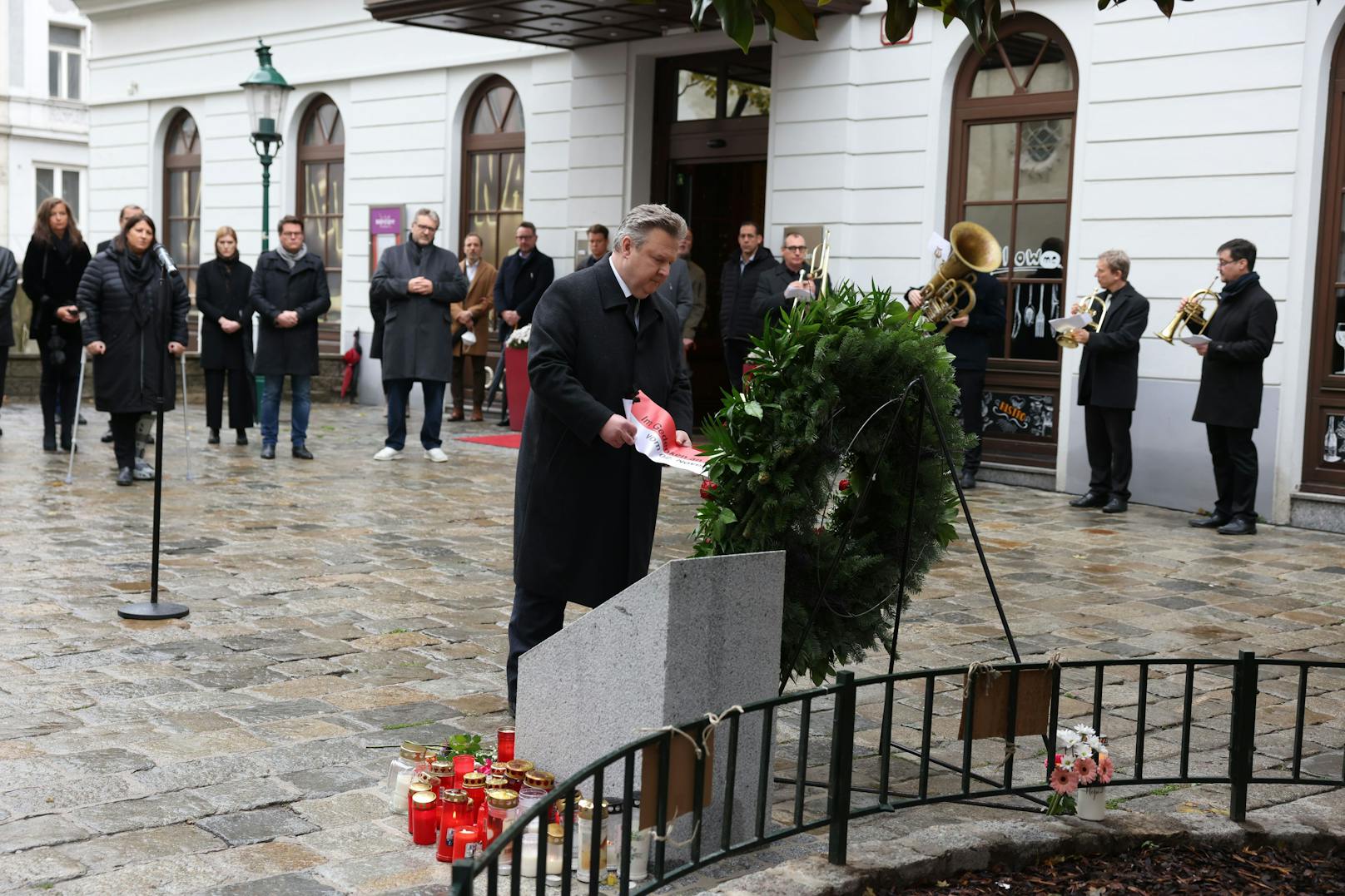 Am ersten Jahrestag des Terror-Anschlags in der Wiener Innenstadt am 2. November 2020 gedachten Hinterbliebene und die Wiener Stadtregierung  den Opfern. Stadtchef Michael Ludwig legte einen Kranz nieder.