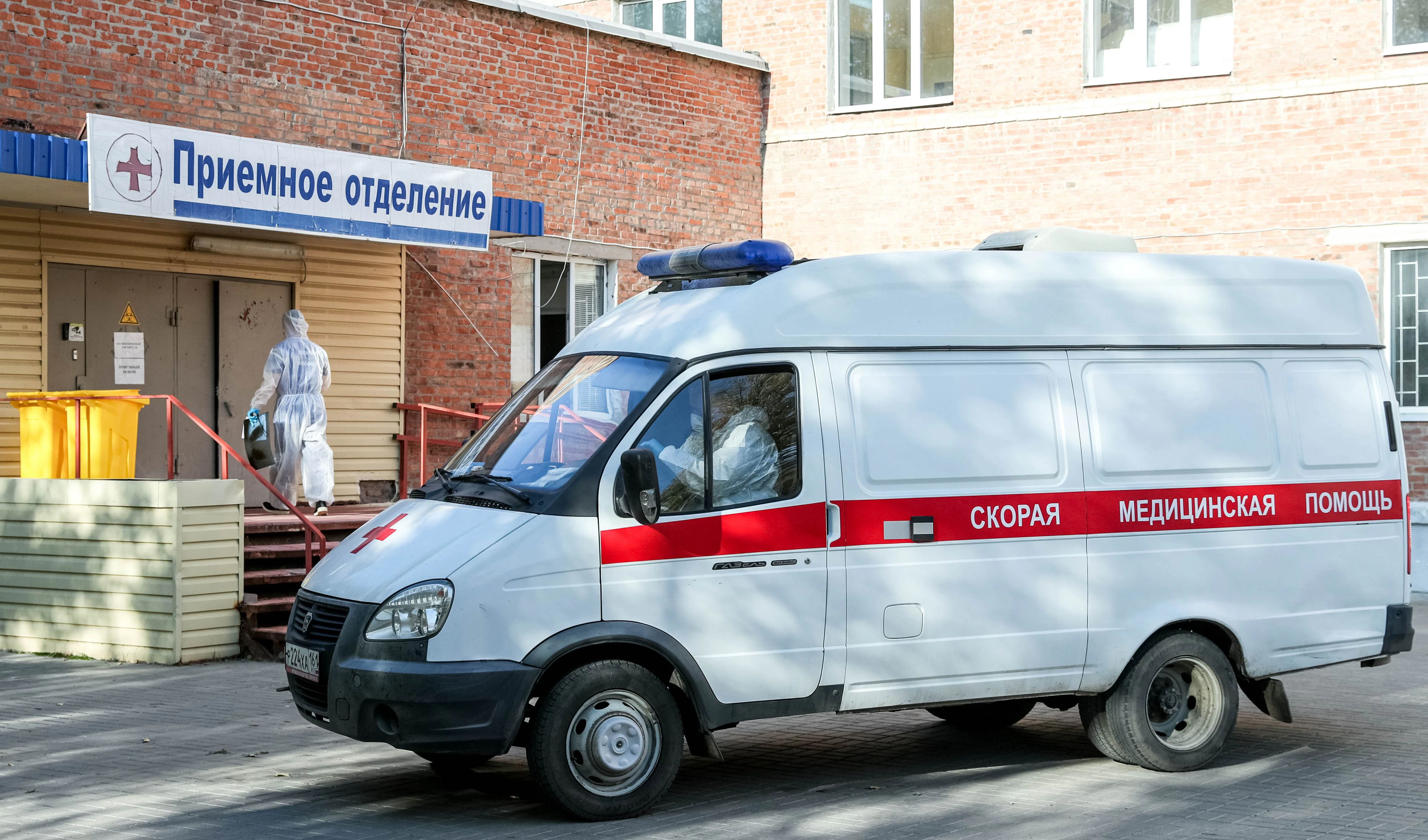 Download von www.picturedesk.com am 02.11.2021 (08:08).  VOLGODONSK, ROSTOV-ON-DON REGION, RUSSIA  OCTOBER 21, 2021: An ambulance at City Hospital No 1 treating people who suffer from the novel coronavirus disease (COVID-19). Erik Romanenko/TASS - 20211021_PD15798 - Rechteinfo: Rights Managed (RM)