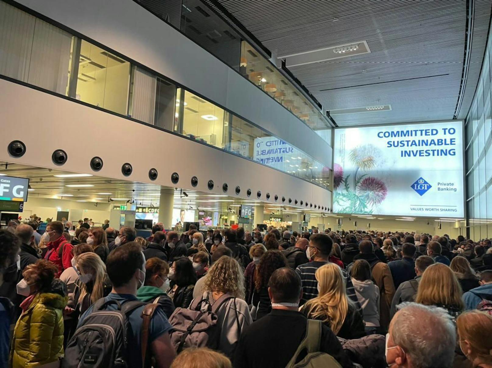 Enorme Wartezeiten vor dem Check-In am Airport Wien