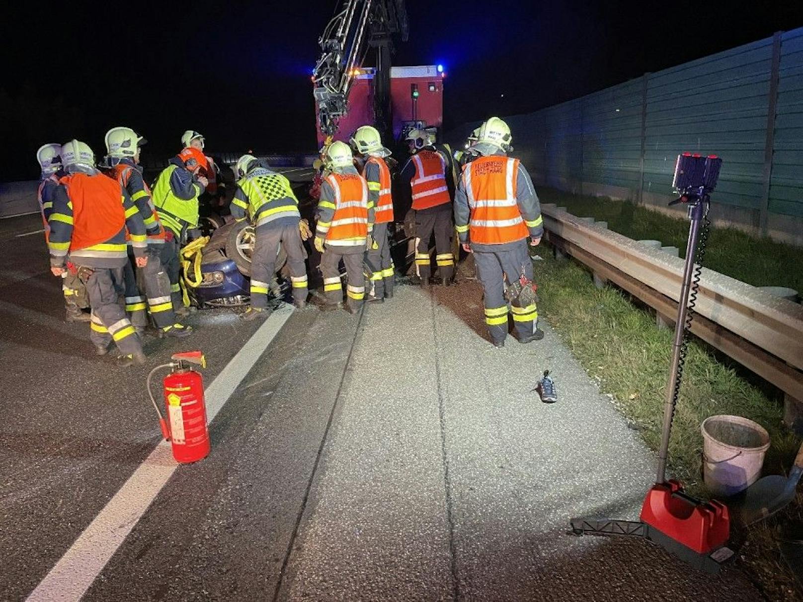 Das Auto kam am Dach zum Liegen.