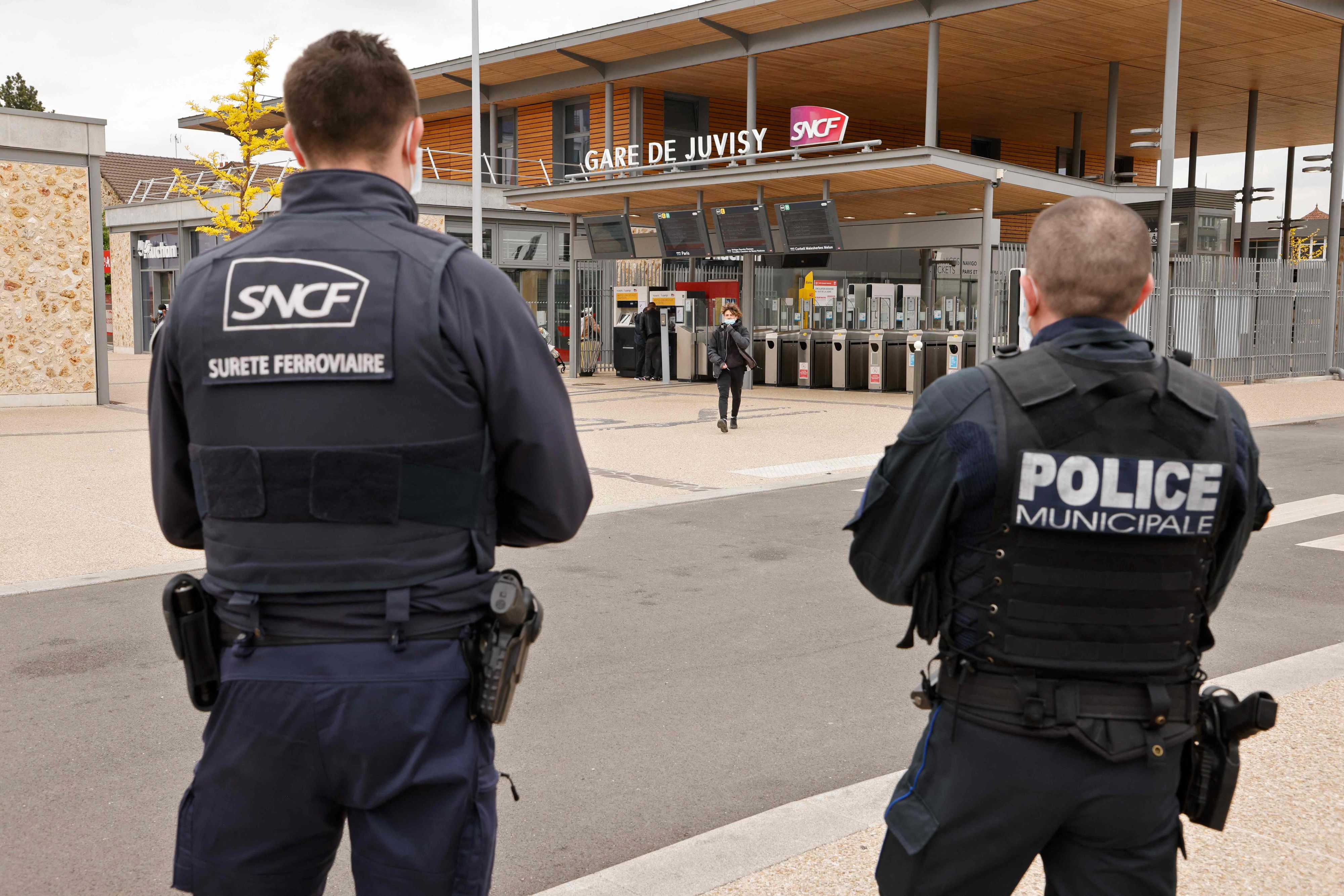 Download von www.picturedesk.com am 02.11.2021 (13:52).  Railway security "Suge" staff members stand outside Juvisy's train station in Juvisy-sur-Orge, south of Paris on April 29, 2021. (Photo by Ludovic MARIN / AFP) - 20210429_PD6134 - Rechteinfo: Rights Managed (RM) Nur für redaktionelle Nutzung! Werbliche Nutzung erfordert Freigabe: bitte schicken Sie uns eine Anfrage.