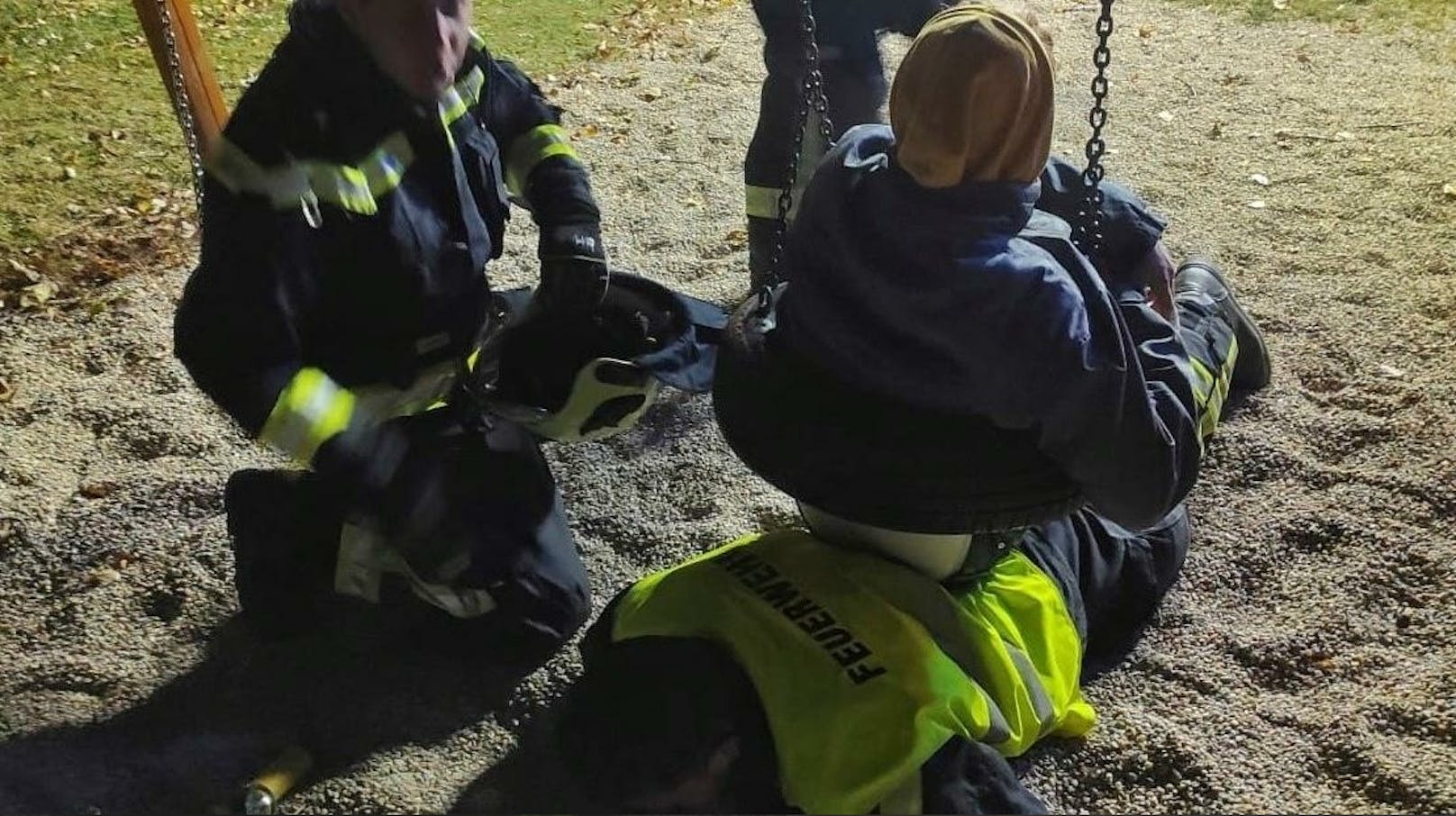 Ein Feuerwehrmann musste sich unter den Jugendlichen legen, um seien Schmerzen erträglicher zu machen.