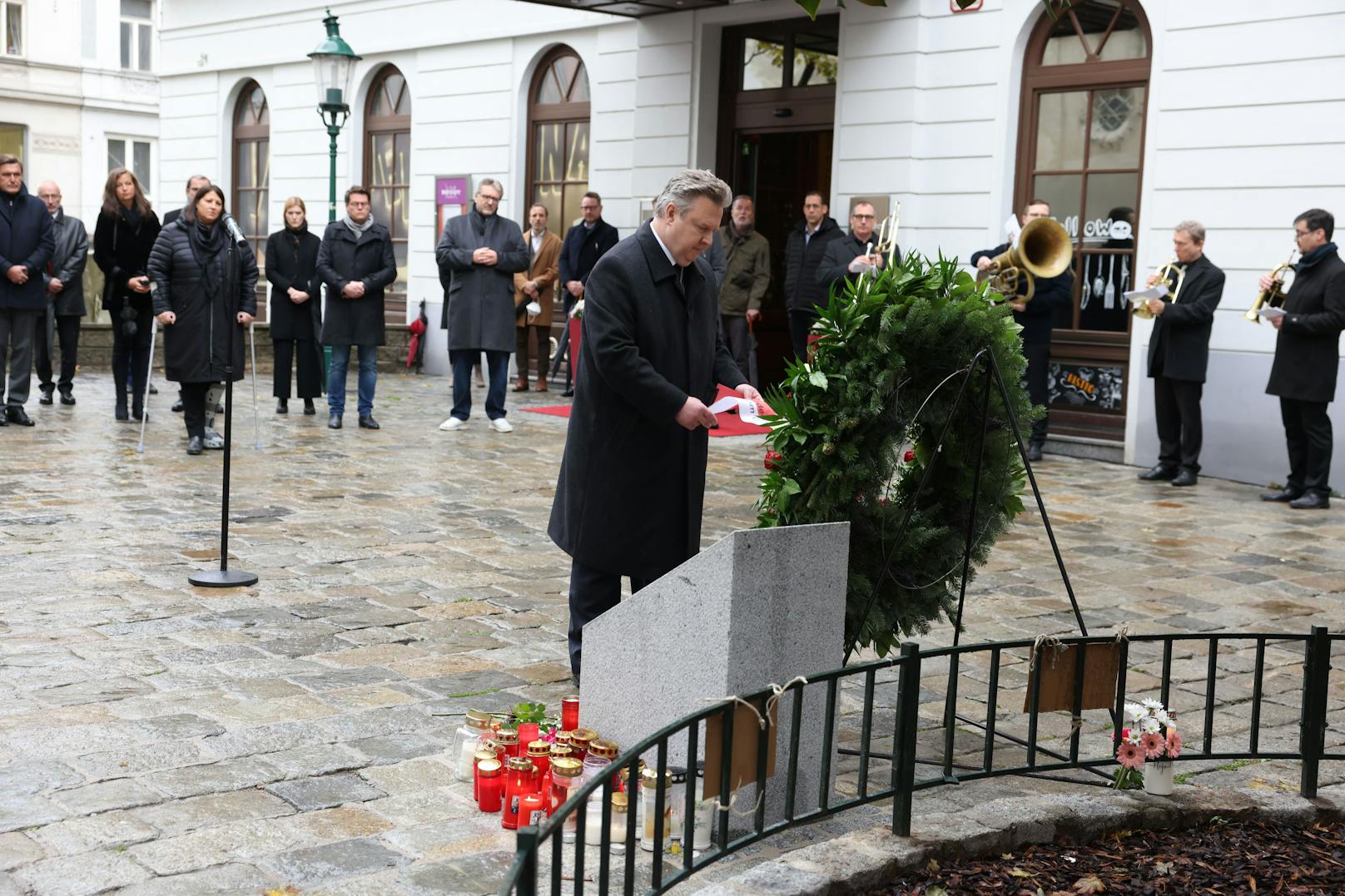 Bei dem im vergangenen Februar enthüllten Gedenkstein auf dem Desider-Friedmann-Platz wird von Bürgermeister Michael Ludwig ein Kranz niedergelegt.
