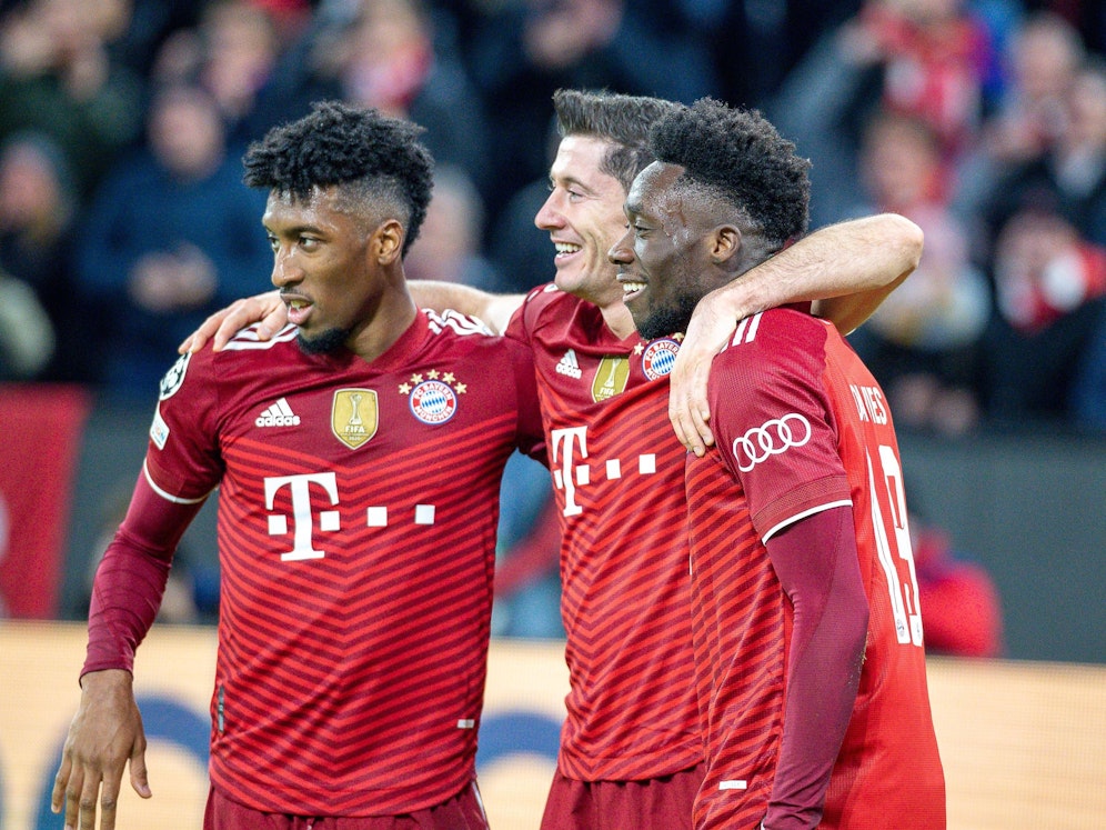 Der FC Bayern jubelt über den Achtelfinal-Einzug.