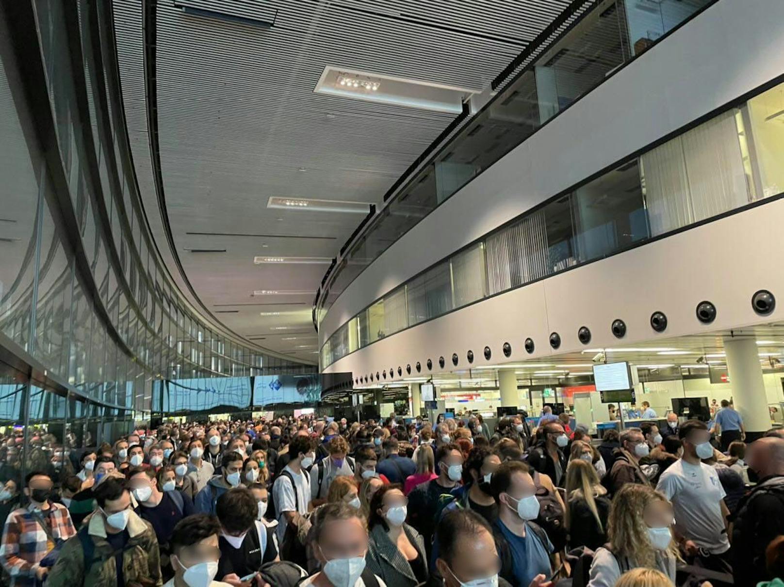 Enorme Wartezeiten vor dem Check-In am Airport Wien