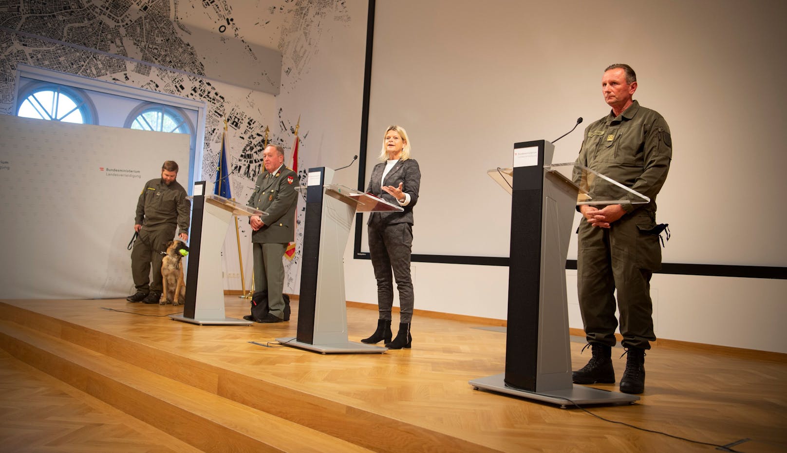 Verteidigungsministerin Klaudia Tanner mit Corona-Spürhund des Bundesheeres.