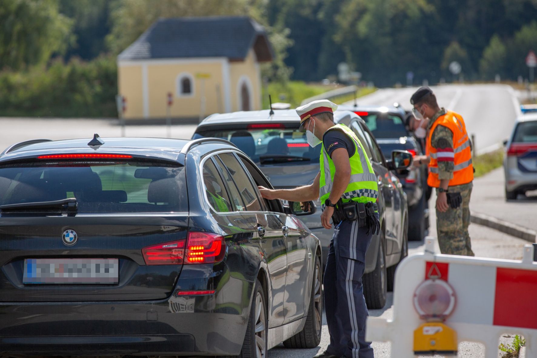 Der Krisenstab des Landes OÖ hat für zwei weitere Bezirke Ausreisekontrollen verhängt.
