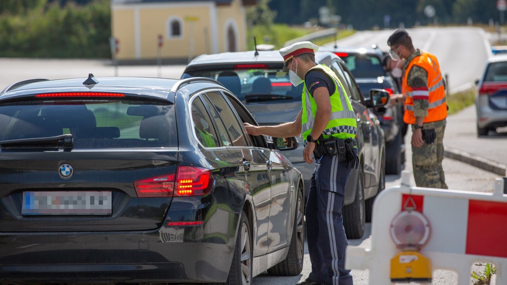 Der Krisenstab des Landes OÖ hat für zwei weitere Bezirke Ausreisekontrollen verhängt.