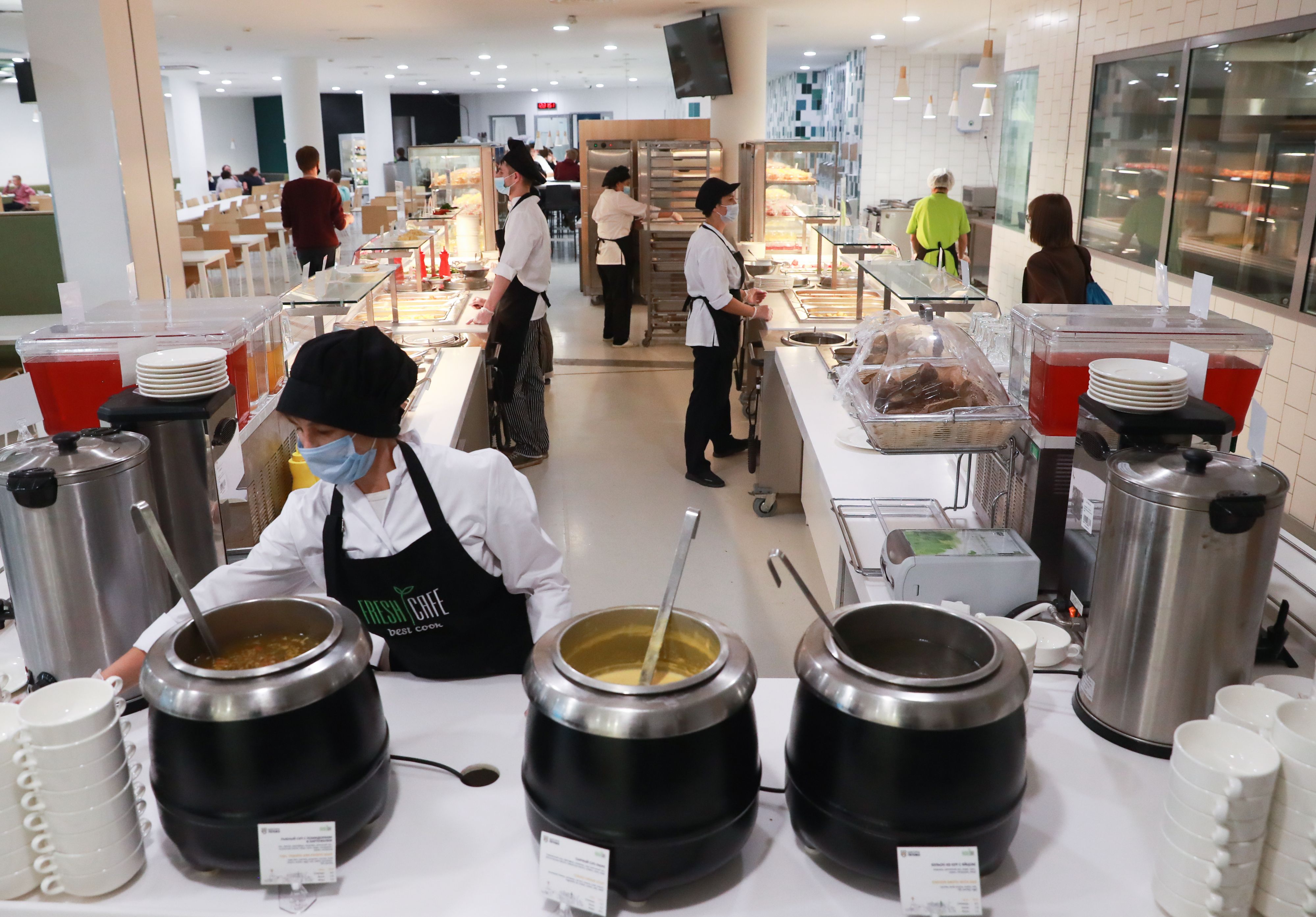 Download von www.picturedesk.com am 02.11.2021 (09:09).  MOSCOW, RUSSIA - SEPTEMBER 8, 2021: Employees serve a meal in a canteen at the Letovo international boarding school in the village of Sosenskoye, Moscow's Troitsk District. On September 7, 2021, the St Petersburg branch of the Russian Federal Service for Consumer Protection and Welfare Supervision (Rospotrebnadzor) published a list of foods not allowed to be served at school canteens, including pasta with ground meat, mushrooms, pates, crepes filled with meat or cottage cheese, the Russian cold soup okroshka. Sergei Fadeichev/TASS - 20210908_PD6346 - Rechteinfo: Rights Managed (RM)