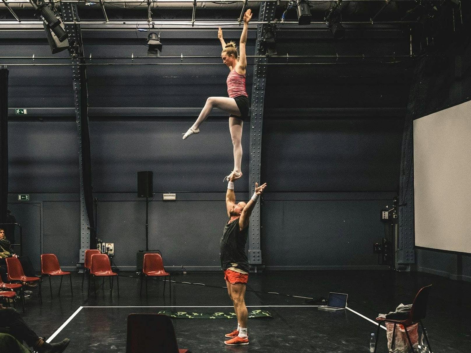 "Acrobalance: Extreme Symbiosis" wird beim Zirkusfestival "On the Edge" gezeigt und ist eine intime Performance zwischen Paarakrobaten.<br>
