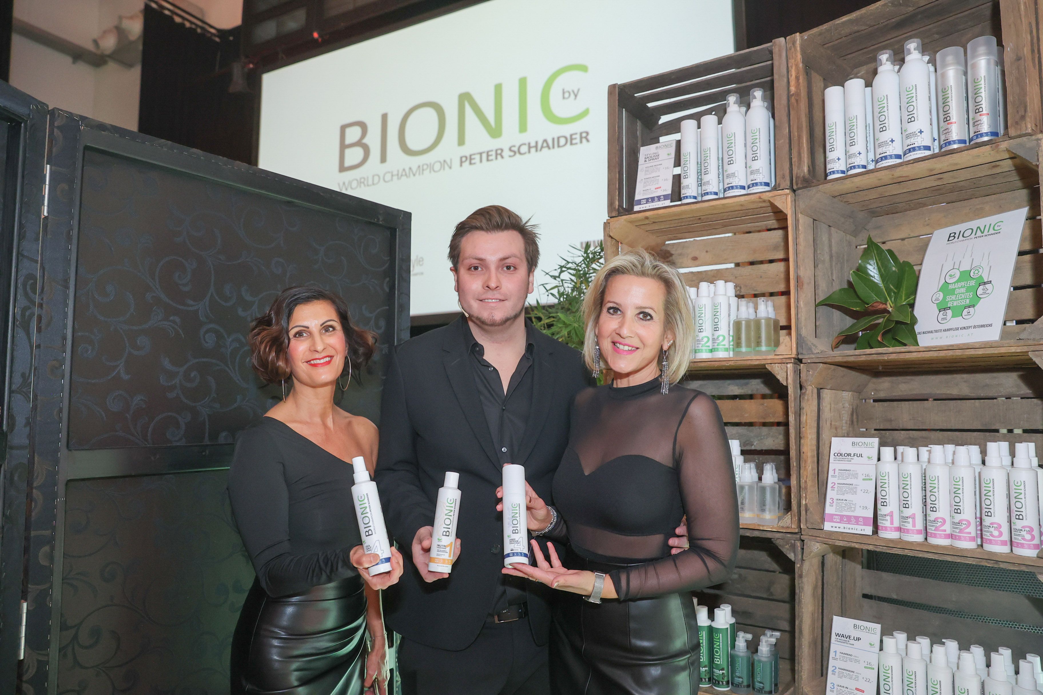 Peter Schaider jun. mit zwei Mitarbeiterinnen