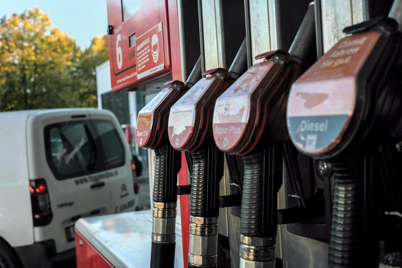 Der Preis für einen Liter Diesel hat am Sonntag in Großbritannien durchschnittlich 1.73 Euro betragen. (Symbolbild)
