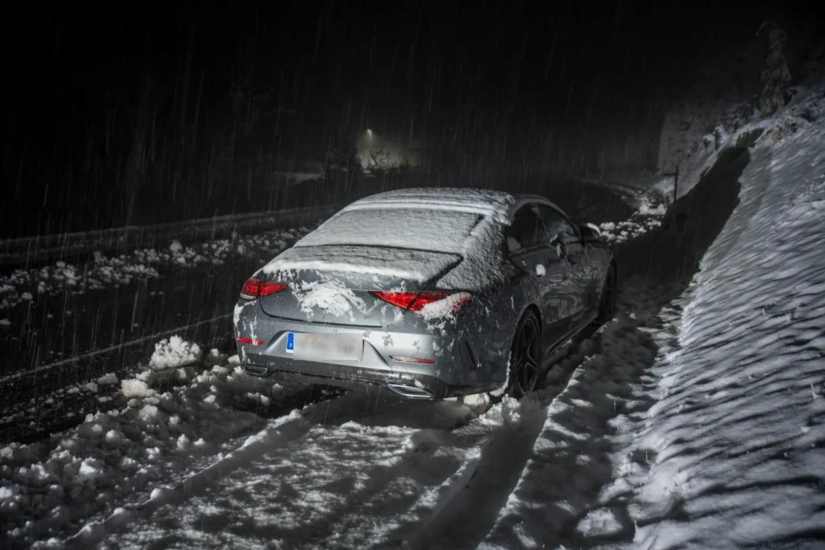 Der erste Schneefall hat zu Allerheiligen 2021 zu Sperren und Staus auf Tirols Straßen geführt.