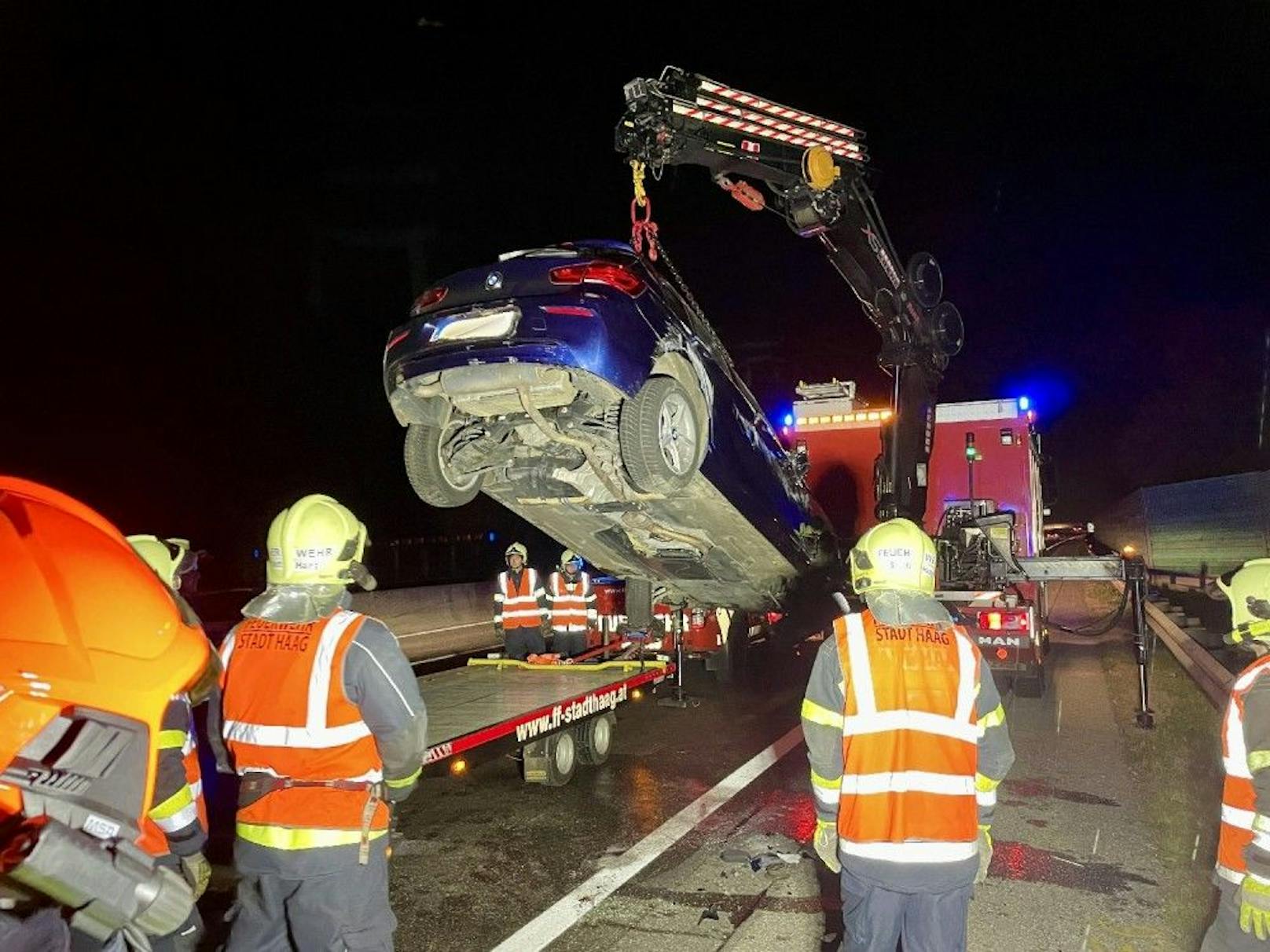 Das Auto kam am Dach zum Liegen.