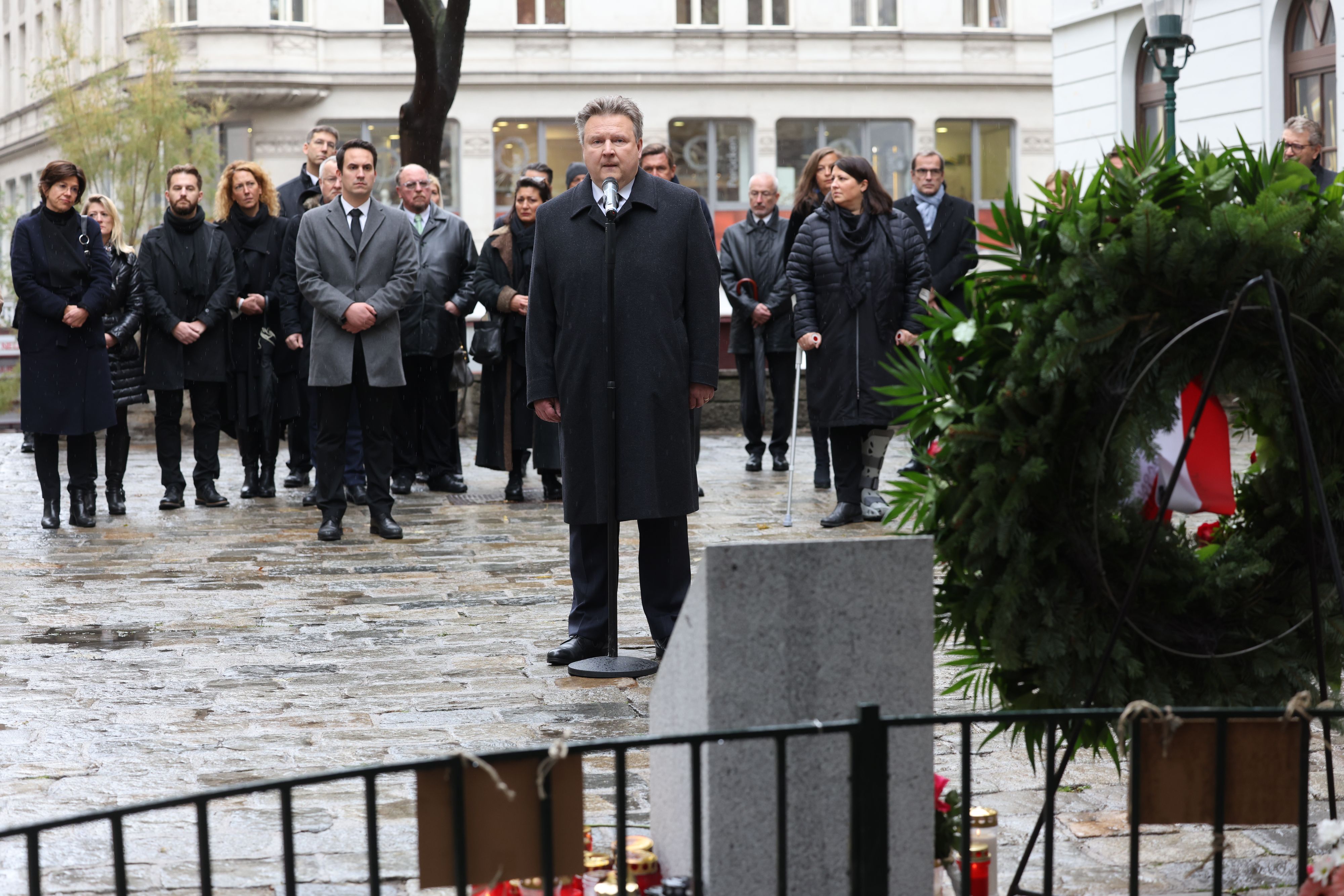 Am Desider-Friedmann-Platz wurde ein Kranz niedergelegt. Neben der gesamten Stadtregierung mit Bürgermeister Michael Ludwig (SPÖ) waren auch Hinterbliebene der Opfer anwesend..