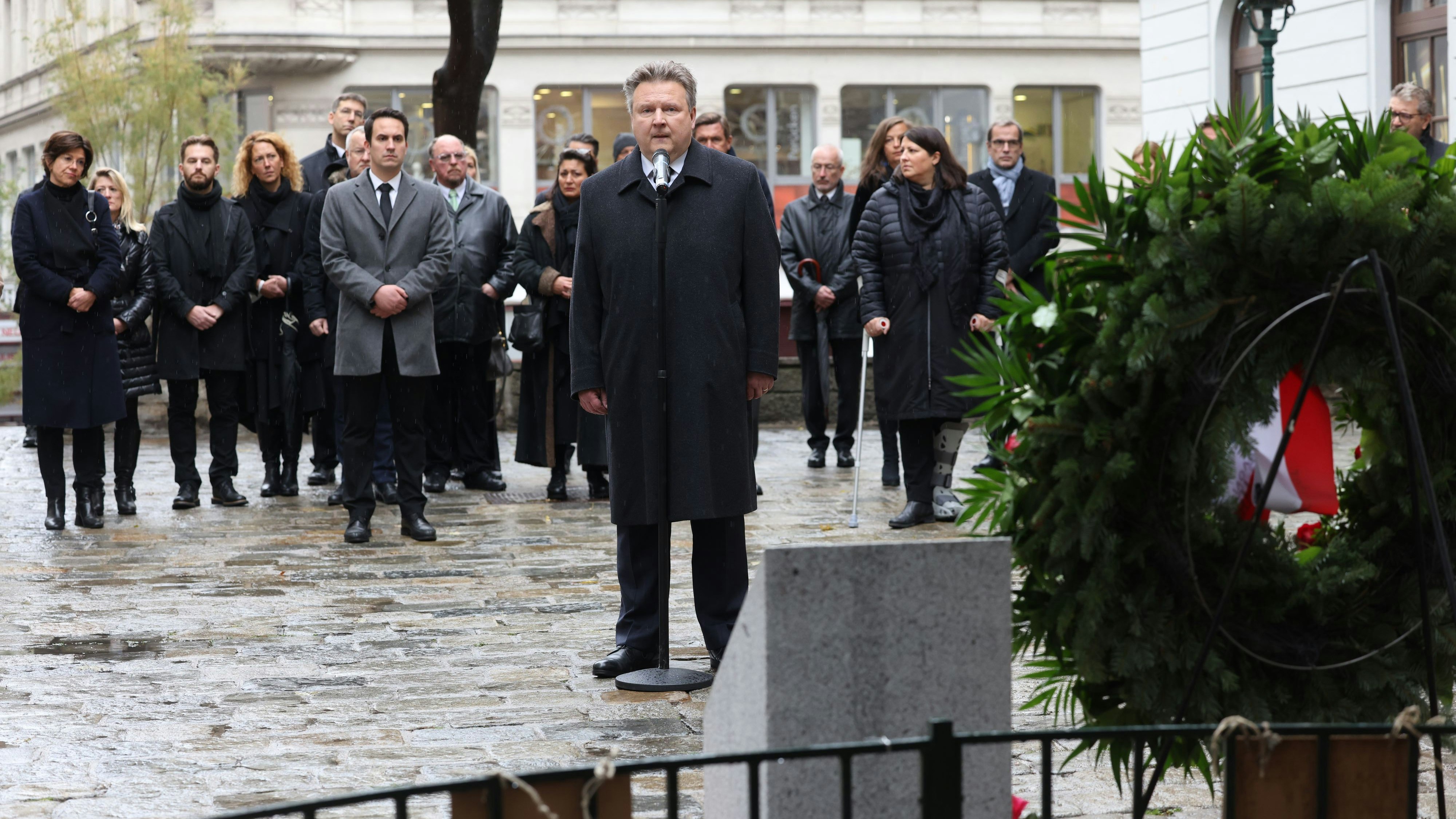 Am Desider-Friedmann-Platz wurde ein Kranz niedergelegt. Neben der gesamten Stadtregierung mit Bürgermeister Michael Ludwig (SPÖ) an der Spitze waren auch Hinterbliebene der Opfer anwesend..