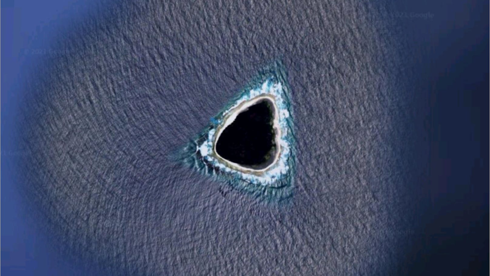 Das Internet ist in Aufruhr. Mitten im Pazifik klafft auf dem Kartendienst Google Maps ein vermeintliches Loch.