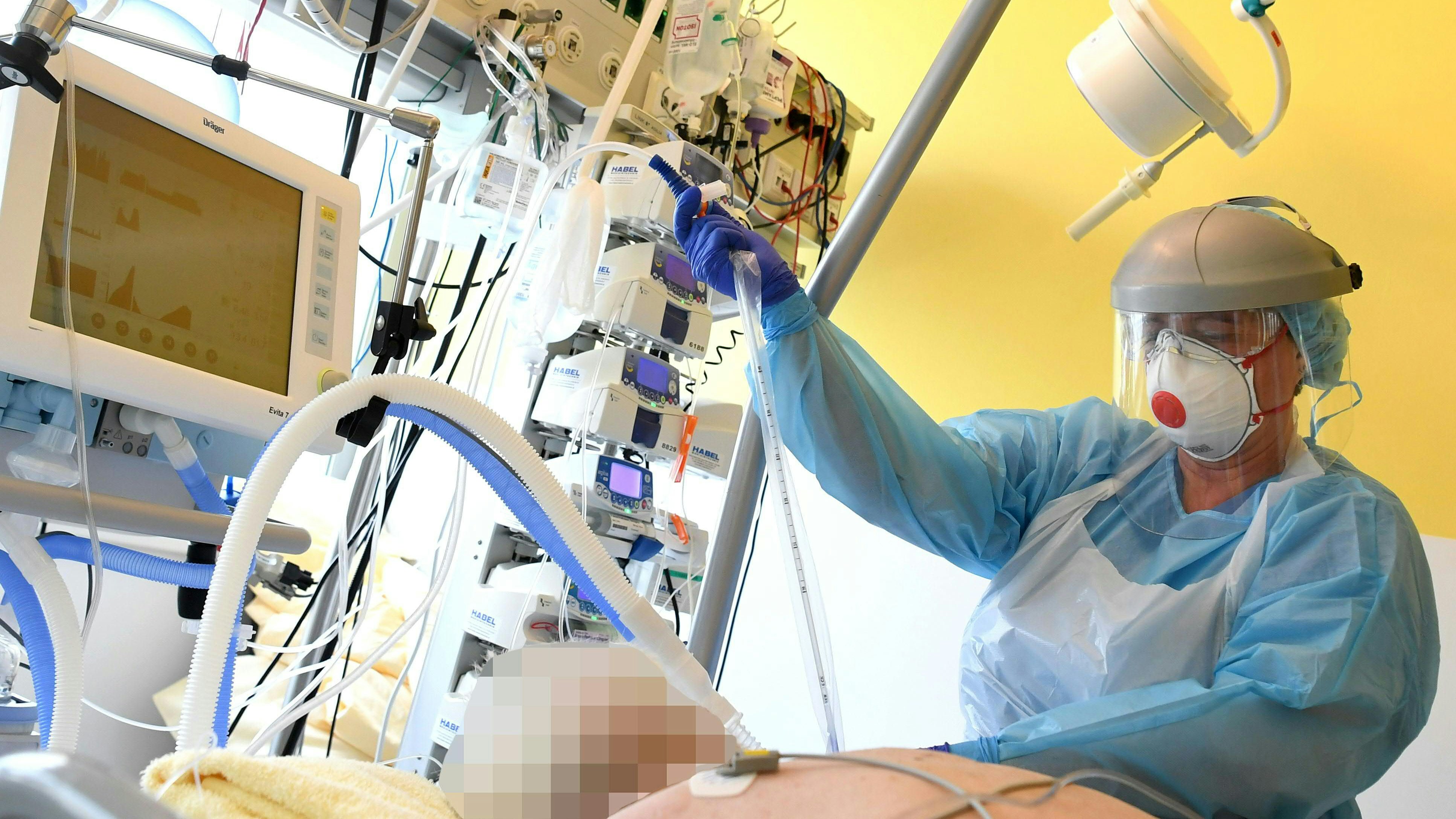 Download von www.picturedesk.com am 02.11.2021 (12:39).  ABD0099_20210412 - TULLN - ÖSTERREICH: ++ THEMENBILD ++ ZU APA0223 VOM 12.4.2021 - Illustration zum Thema Corona: Intensivstation / Covid-Station / Intensivbetten. Im Bild: Ein Patient auf der Intensivstation des Universitätsklinikums Tulln aufgenommen am Montag, 12. April 2021. - FOTO: APA/HELMUT FOHRINGER - 20210412_PD4731 - Rechteinfo: Rights Managed (RM)