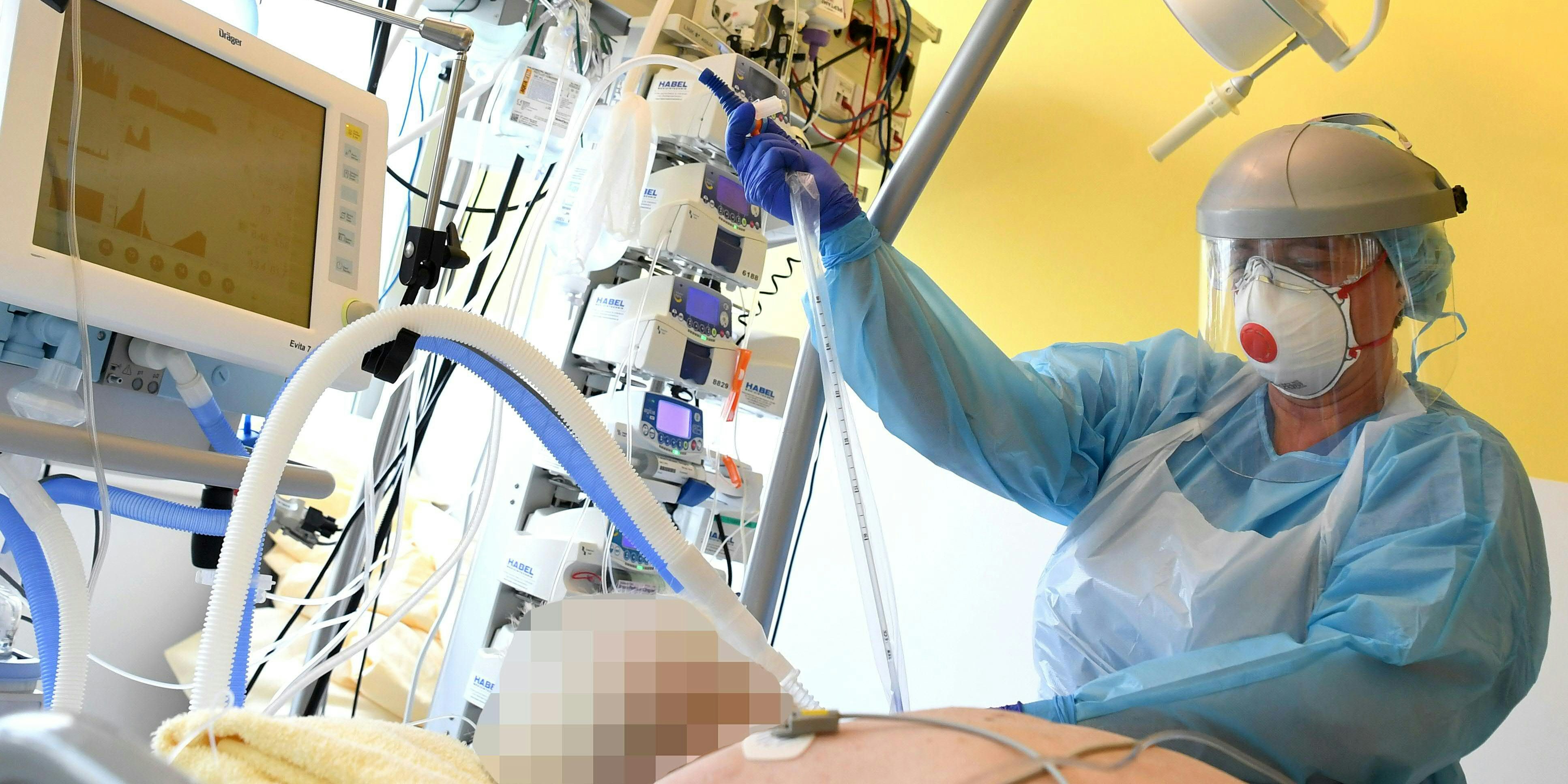 Download von www.picturedesk.com am 02.11.2021 (12:39).  ABD0099_20210412 - TULLN - ÖSTERREICH: ++ THEMENBILD ++ ZU APA0223 VOM 12.4.2021 - Illustration zum Thema Corona: Intensivstation / Covid-Station / Intensivbetten. Im Bild: Ein Patient auf der Intensivstation des Universitätsklinikums Tulln aufgenommen am Montag, 12. April 2021. - FOTO: APA/HELMUT FOHRINGER - 20210412_PD4731 - Rechteinfo: Rights Managed (RM)