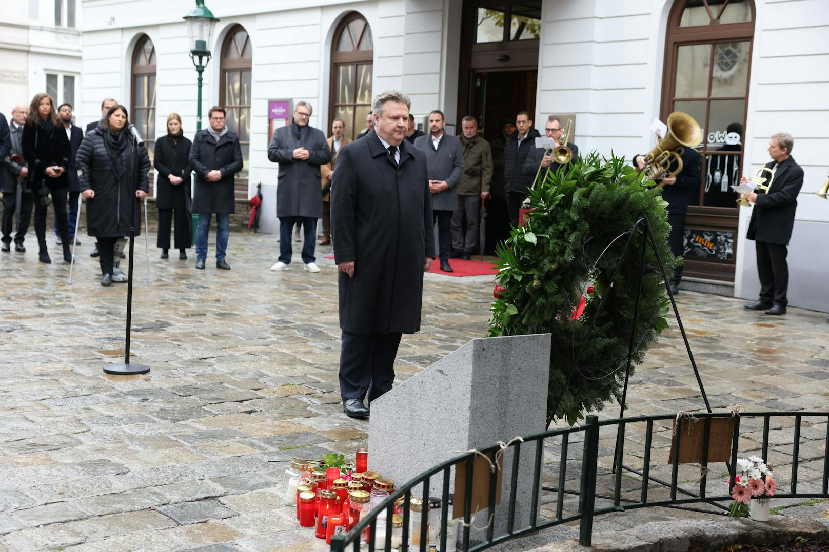 Am ersten Jahrestag des Terror-Anschlags in der Wiener Innenstadt am 2. November 2020 gedachten Hinterbliebene und die Wiener Stadtregierung  den Opfern. Stadtchef Michael Ludwig legte einen Kranz nieder.
