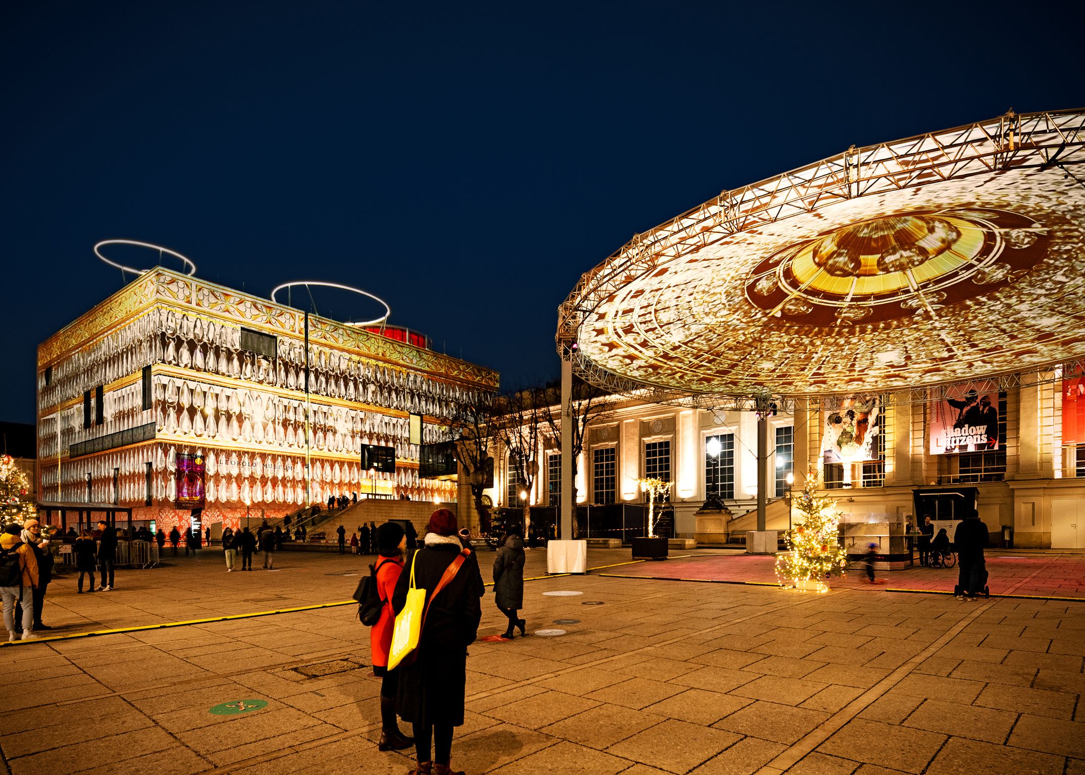 Vom 4. November 2021 bis zum 9. Jänner 2022 leuchten im Wintergarten des Wiener Museumsquatiers weihnachtliche Kunstinstallationen.