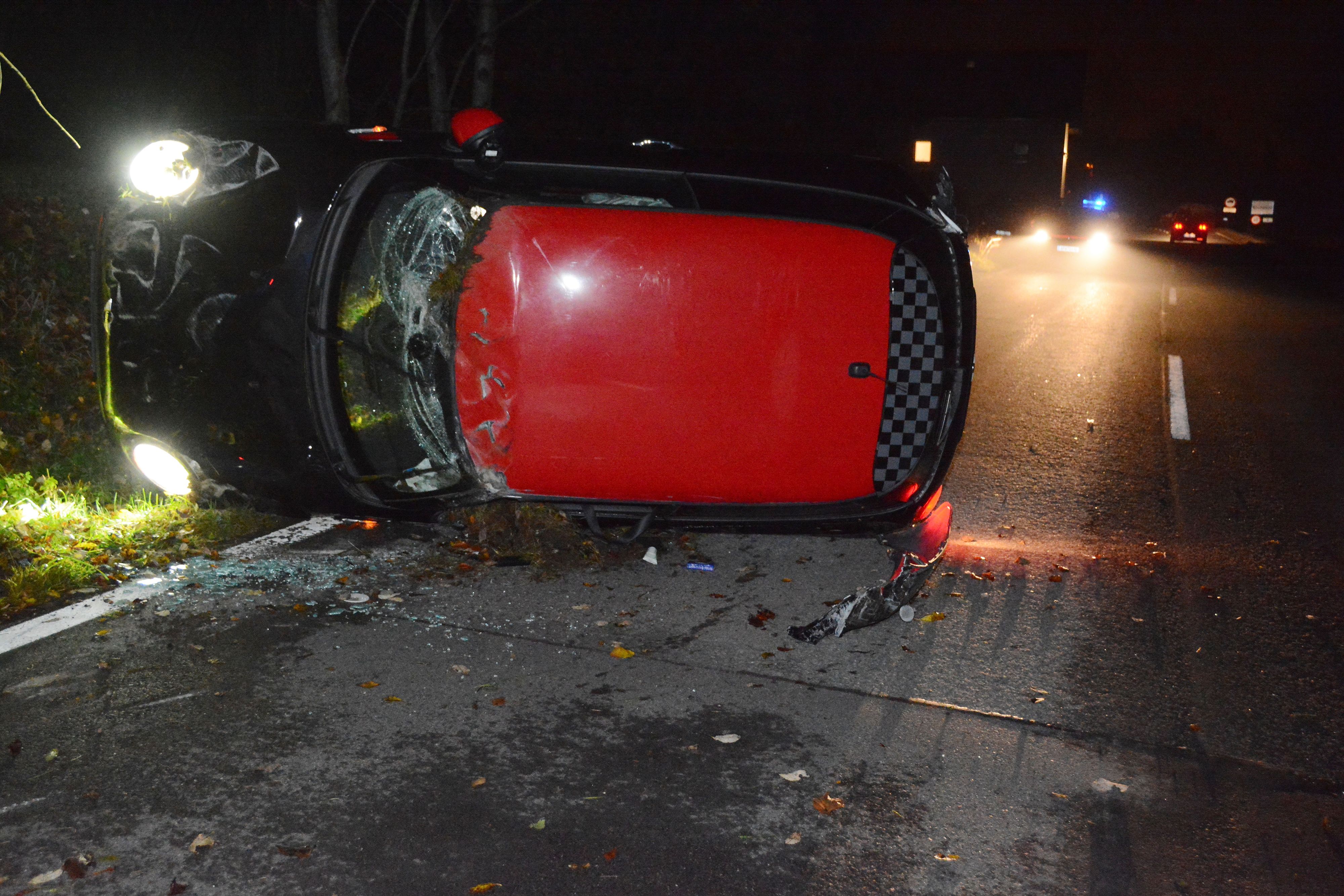 Das Auto wurde bei dem Crash schwer beschädigt.