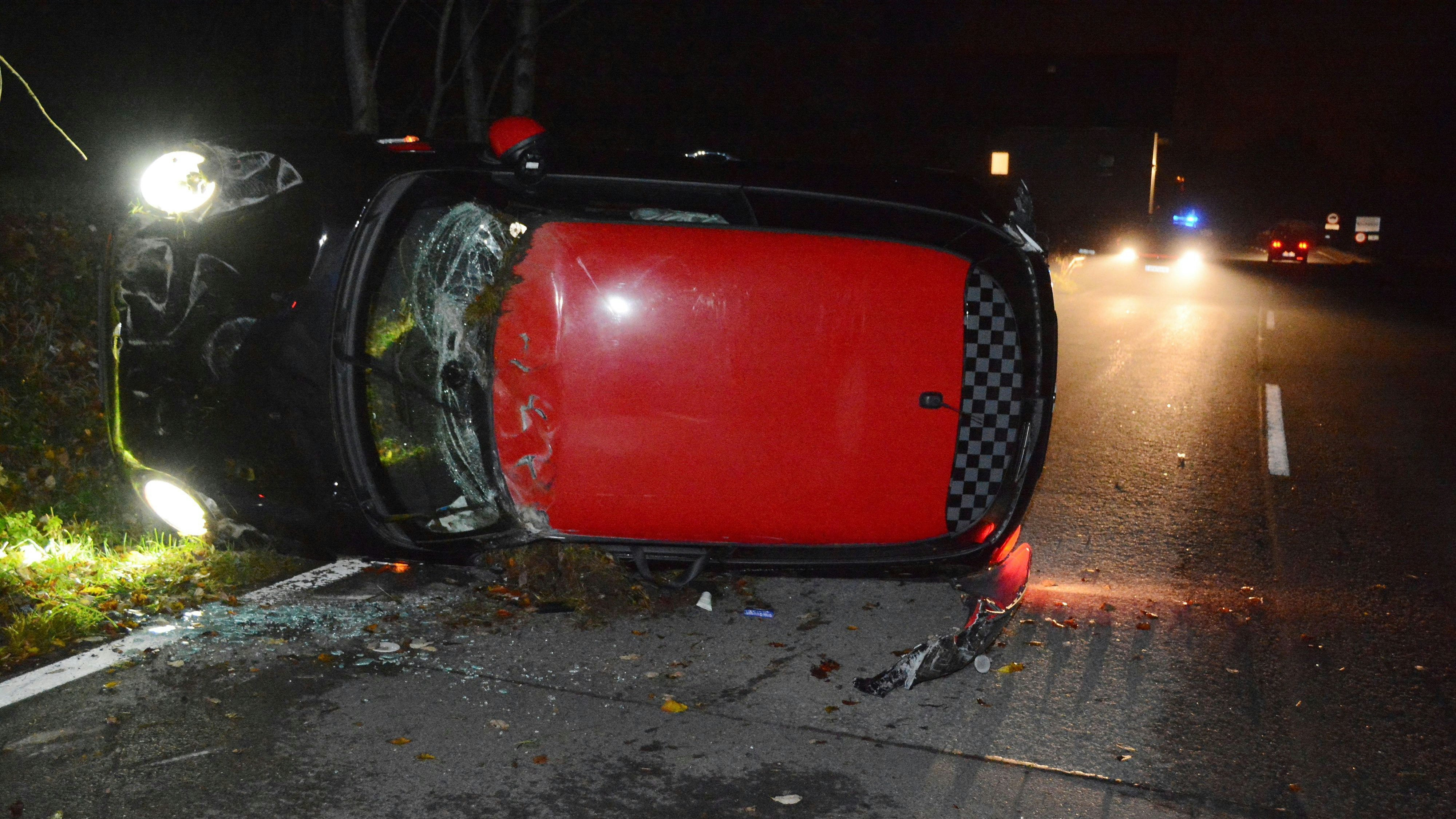 Das Auto wurde bei dem Crash schwer beschädigt.