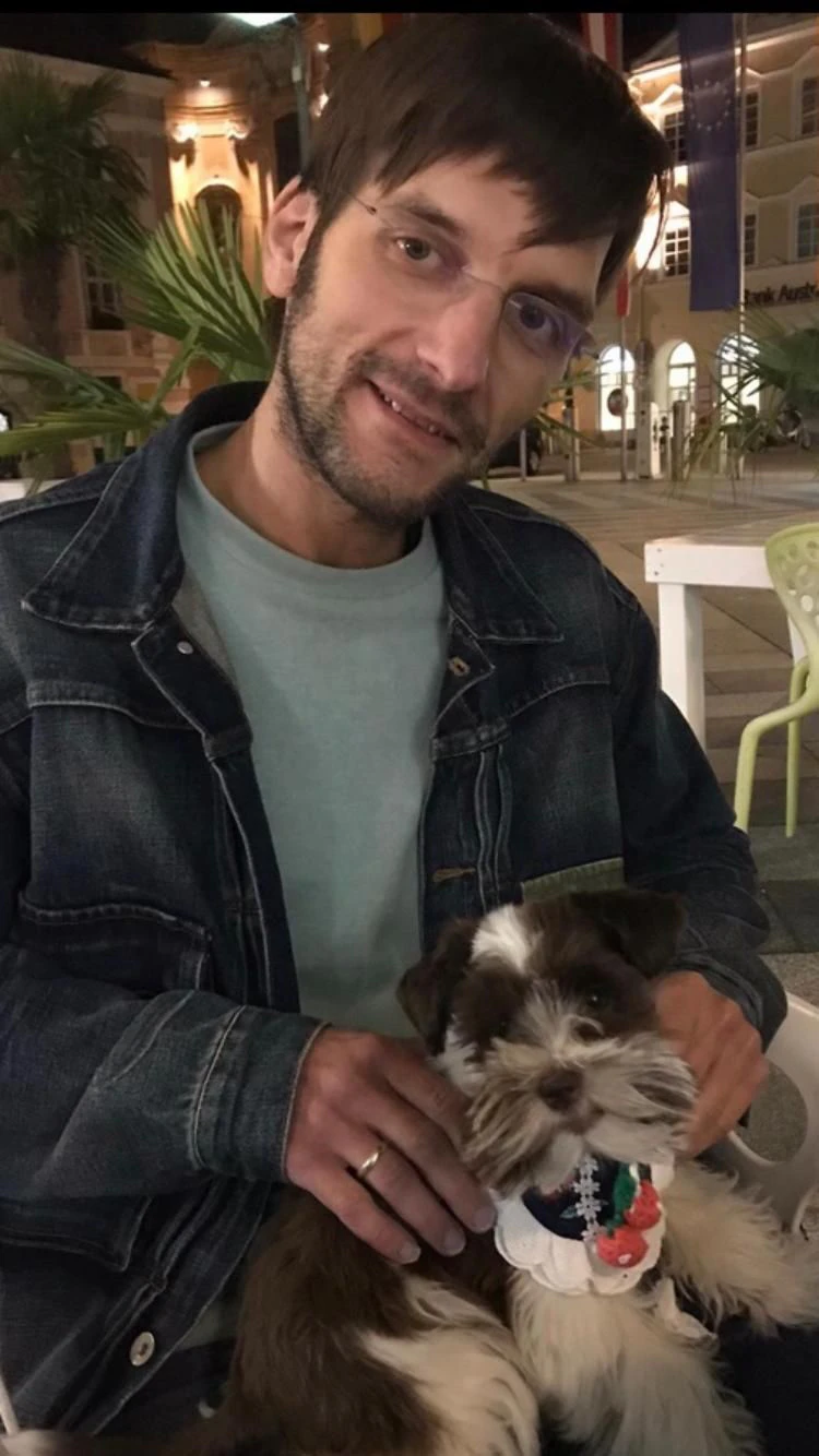 Markus G. braucht dringend eine OP, um nicht in den Rollstuhl zu kommen. Hund Nico gibt ihm Kraft.