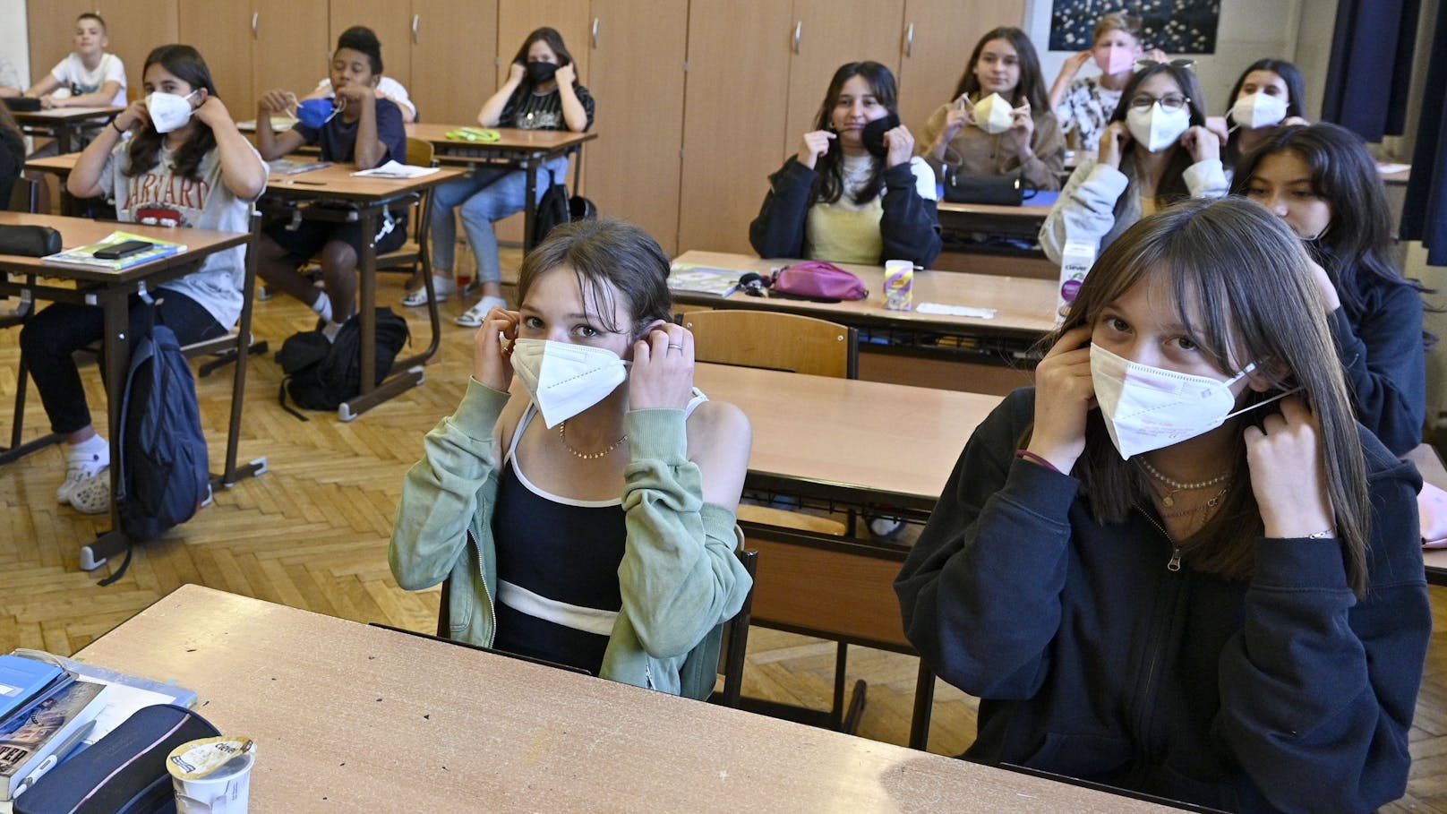 Schüler mit Masken im Unterricht