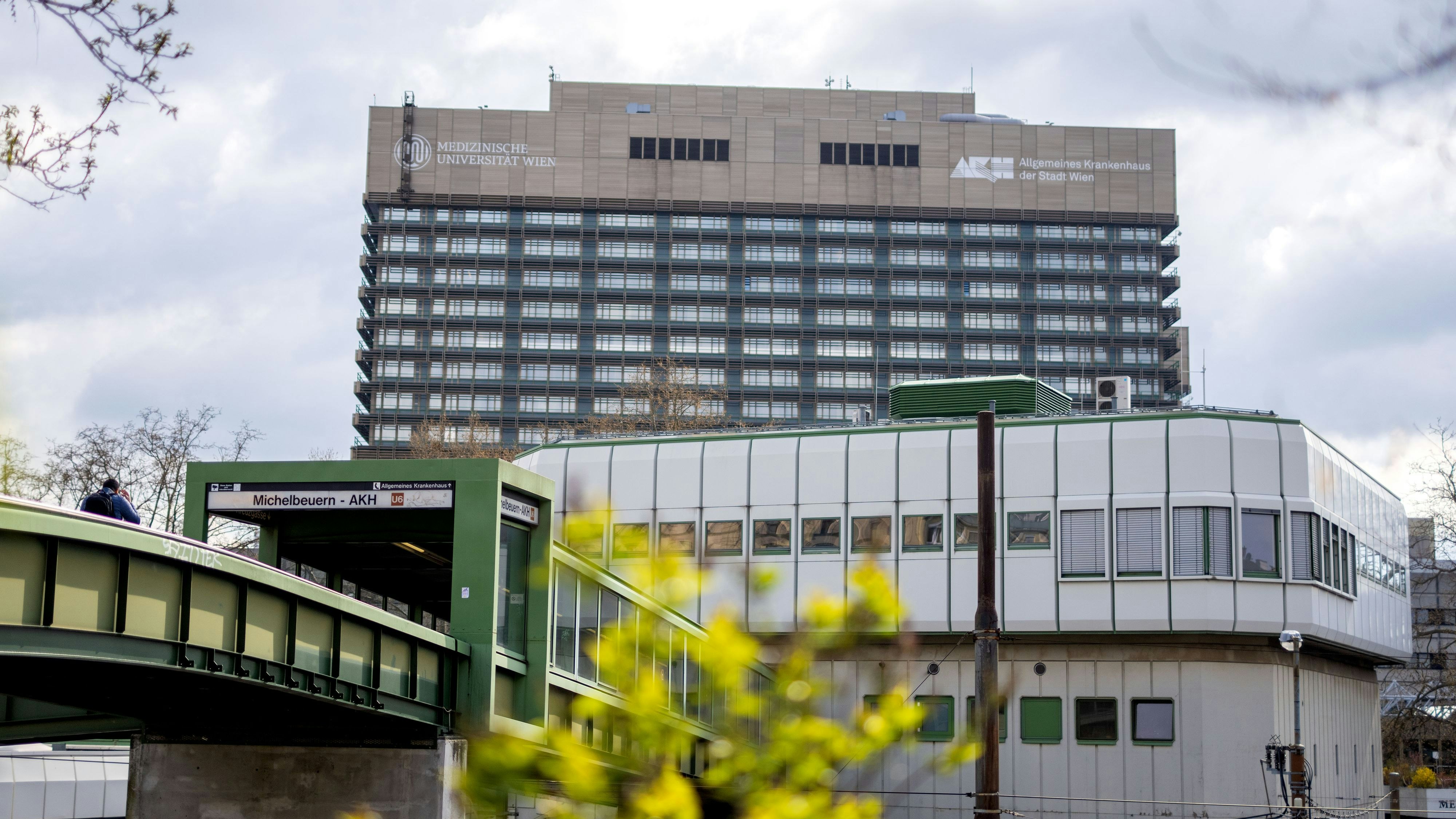 Wer eine Patientin oder einen Patient im AKH Wien besuchen möchte, benötigt einen PCR-Test.