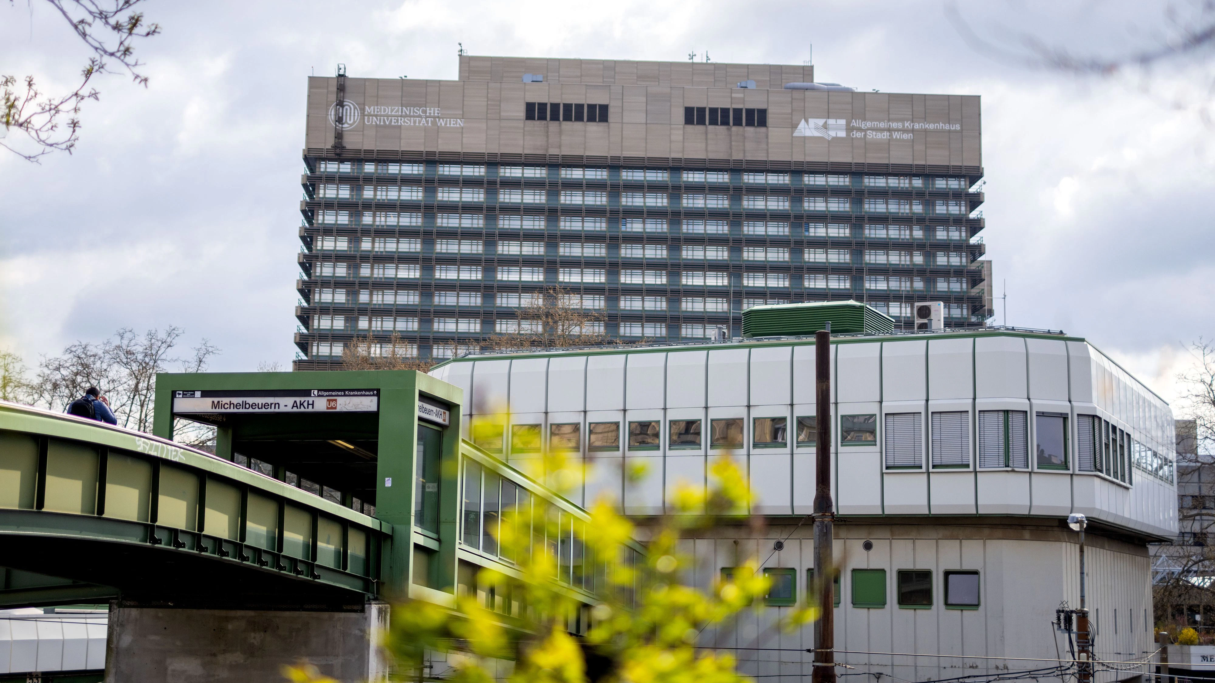 Wer eine Patientin oder einen Patient im AKH Wien besuchen möchte, benötigt einen PCR-Test.