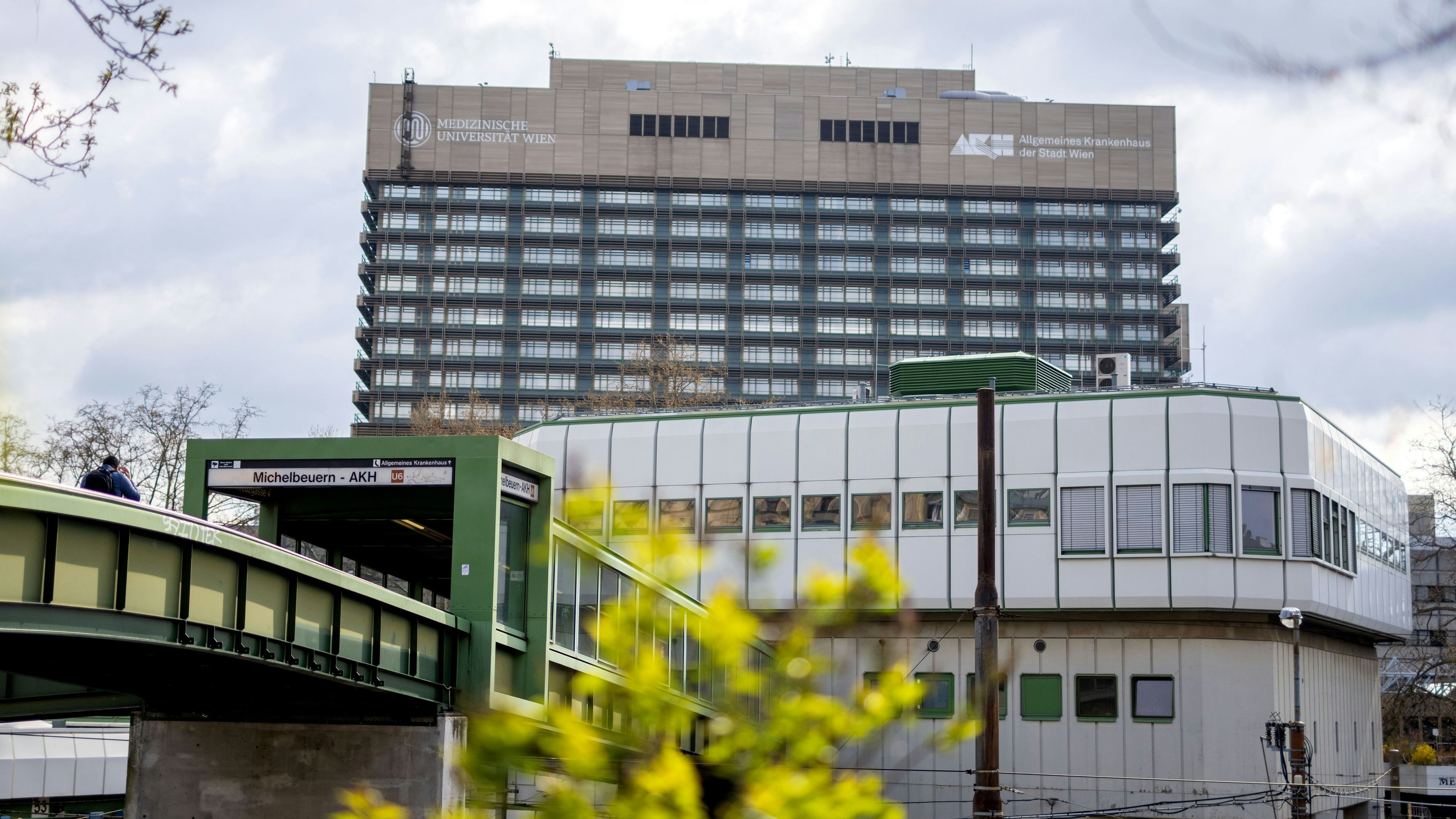 Wer eine Patientin oder einen Patient im AKH Wien besuchen möchte, benötigt einen PCR-Test.