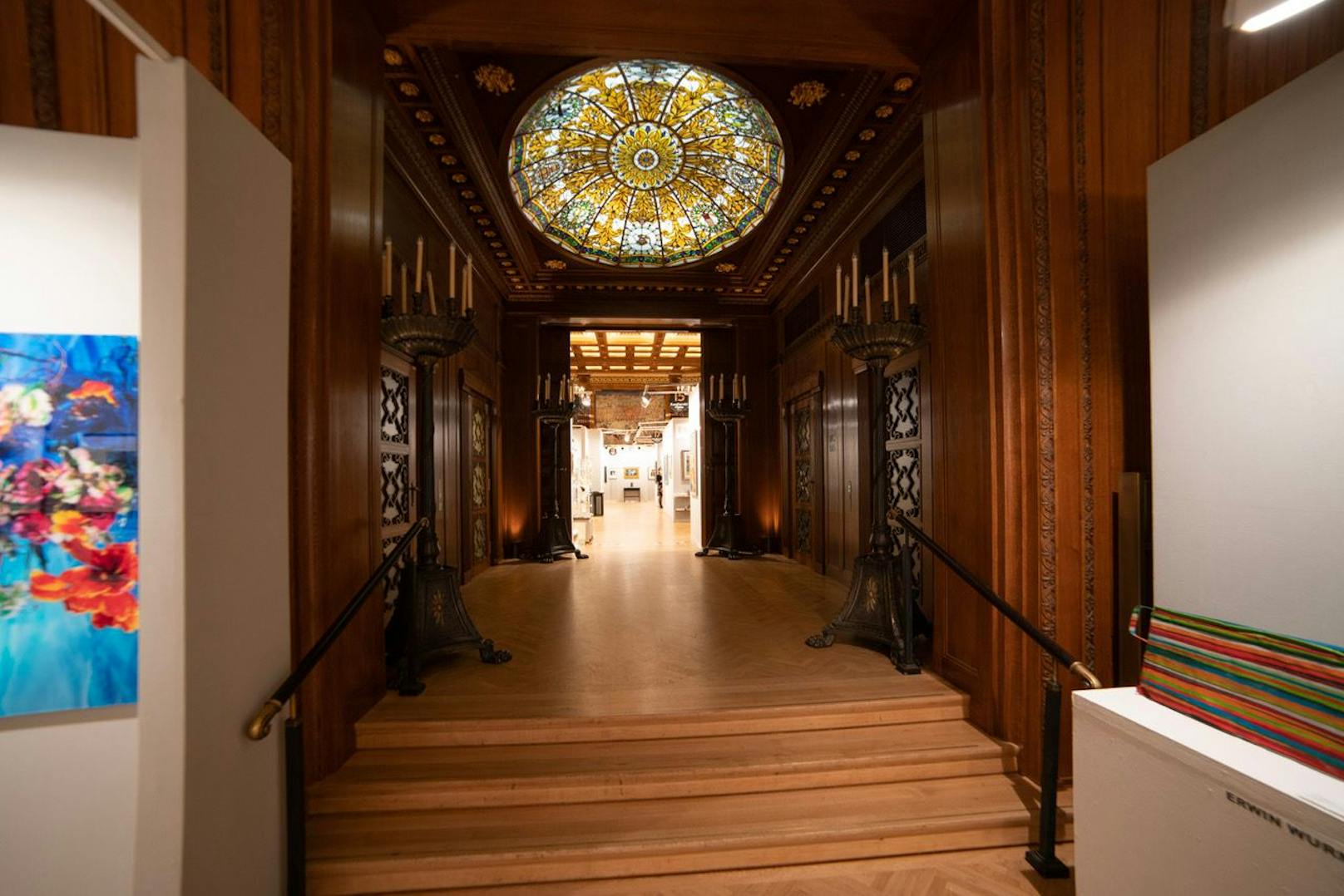 Für ein Ticket um 15 Euro führt die Ausstellung durch die Board Rooms, den Grand Salon und die Foyers.
