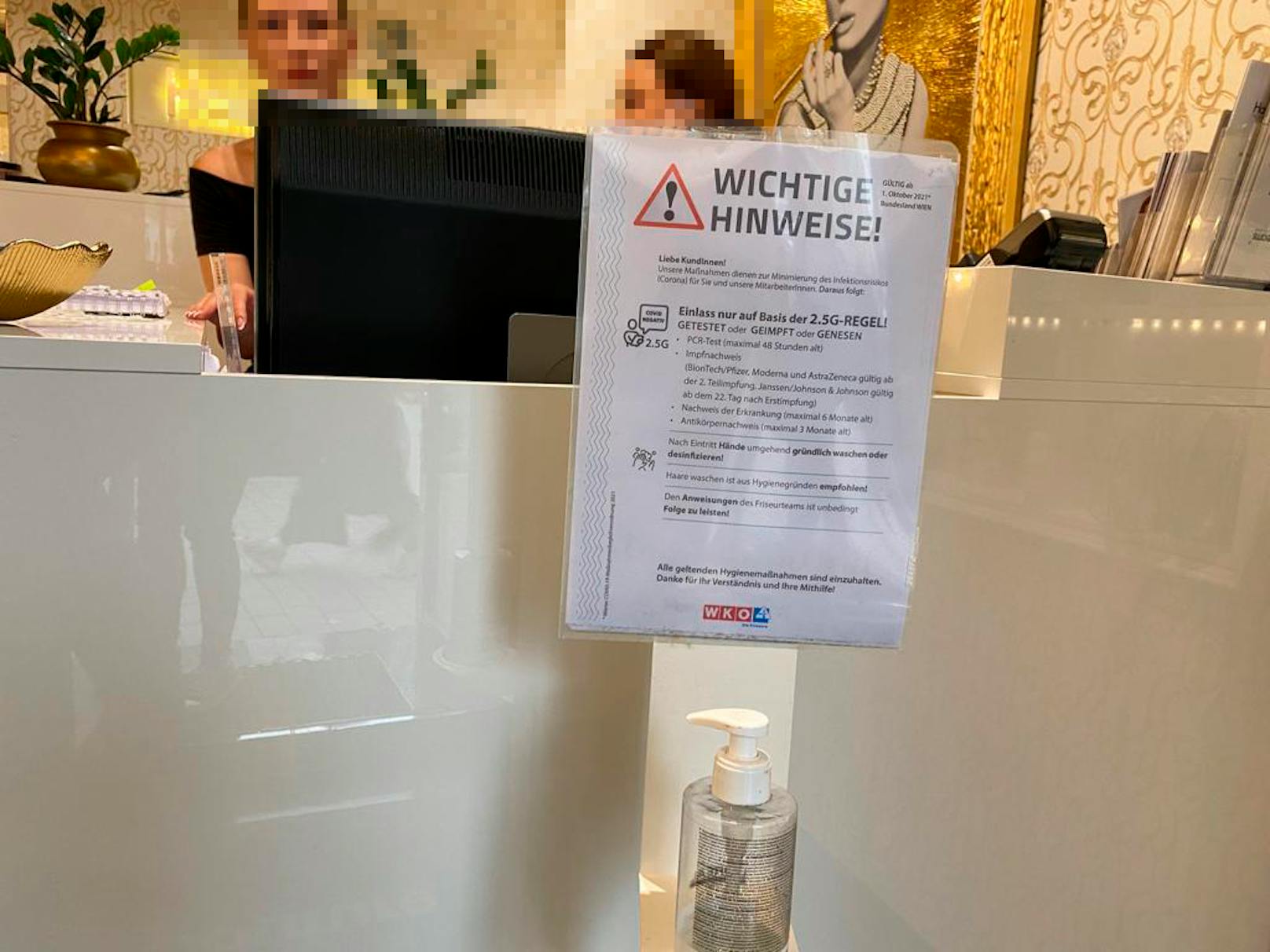 Bei einem Frisörsalon in Wien-Landstraße wird beim Eingang auf die 2,5G-Regel hingewiesen.