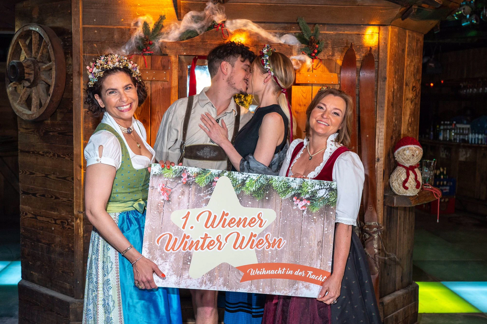Fototermin zur 1. Wiener Winter Wiesn, welche vom 1. bis 18.12. in der Messe Wien Halle A stattfindet, mit Veranstalterinnen, Bettelalm, Wien, 8.6.2021, -  Sonja KATO-MAILATH, Claudia WIESNER, Antoine und Jasmin 