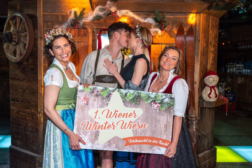v.l.n.r.: Veranstalterinnen Sonja Kato-Mailath (links außen) und Claudia Wiesner (rechts außen) mit Antoine und Jasmine beim Fototermin zur 1. Wiener Winter Wiesn in der Bettelalm.