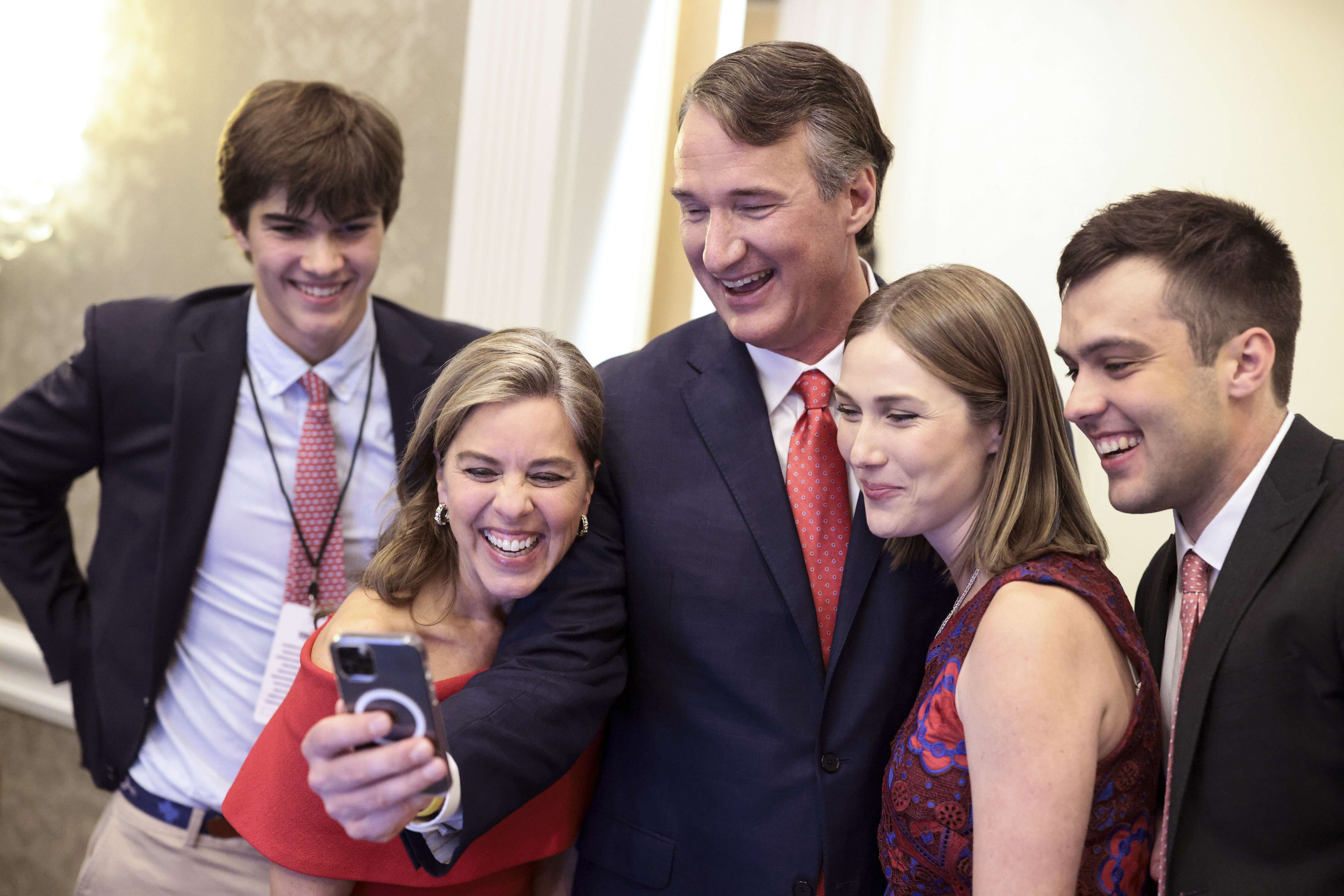 Freude beim Sieger: Glenn Youngkin mit seiner Familie.