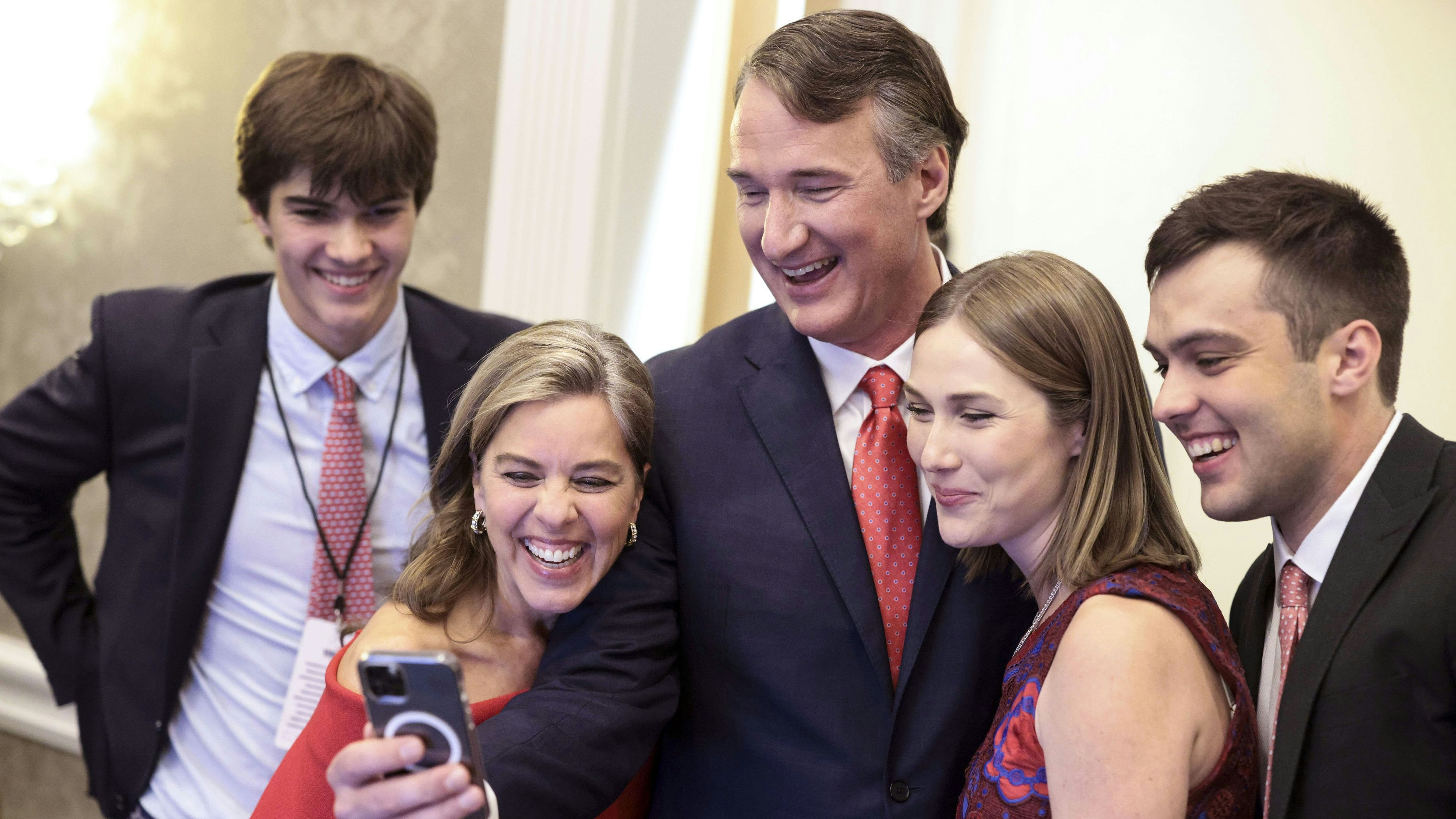 Freude beim Sieger: Glenn Youngkin mit seiner Familie.