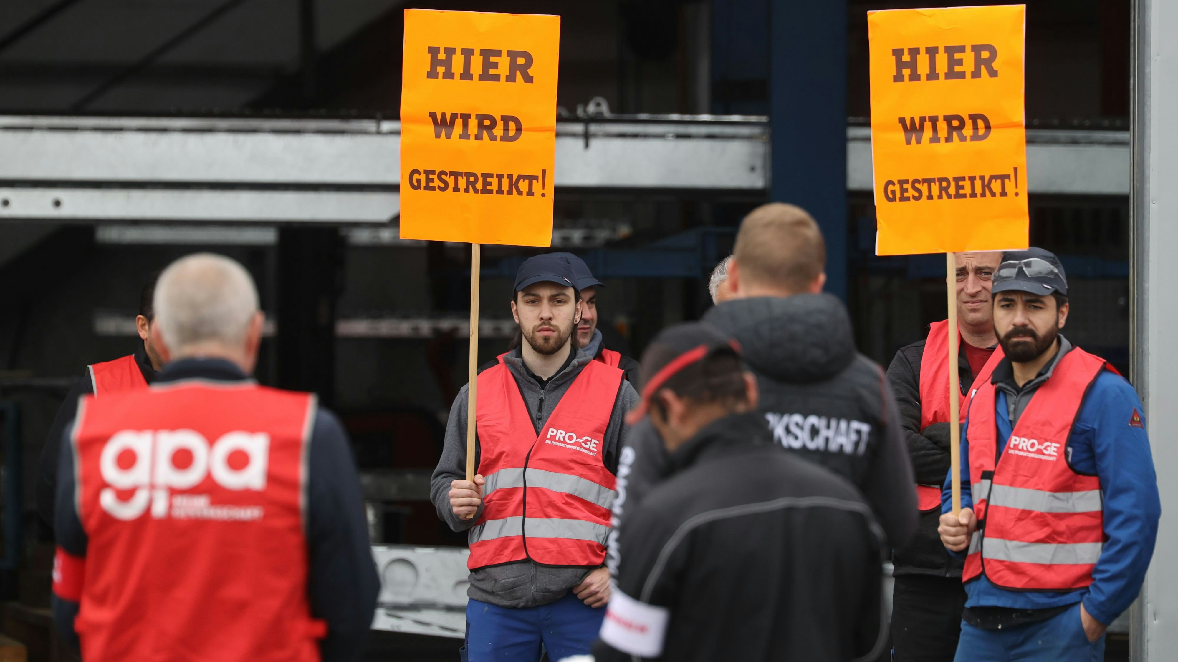 Download von www.picturedesk.com am 03.11.2021 (15:15).  ABD0074_20211103 - BÜRMOOS - ÖSTERREICH: Die vierte KV-Verhandlungsrunde in der Metalltechnischen Industrie ist nach knapp 14 Stunden ohne Ergebnis zu Ende gegangen. Das Angebot der Arbeitgeber sei "weiterhin unzureichend", teilten PRO-GE und GPA in der Nacht auf Mittwoch mit. Heute, Mittwoch, 3. November 2021, planen die Gewerkschaften Warnstreiks in 50 Betrieben. Im Bild: Teilnehmer eines Warnstreiks der Gewerkschaft vor der Firma Collini in Bürmoos. - FOTO: APA/FRANZ NEUMAYR - 20211103_PD4335 - Rechteinfo: Rights Managed (RM)