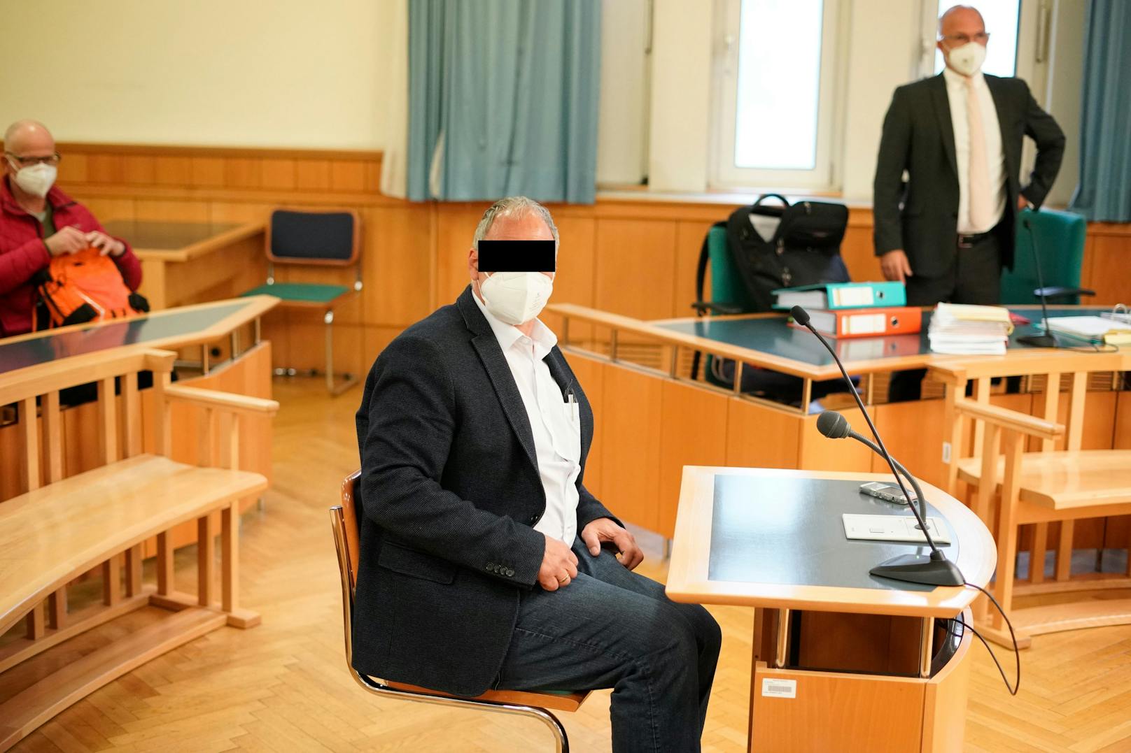 Der Urologe vor Gericht, Anwalt Niki Rast (hinten)