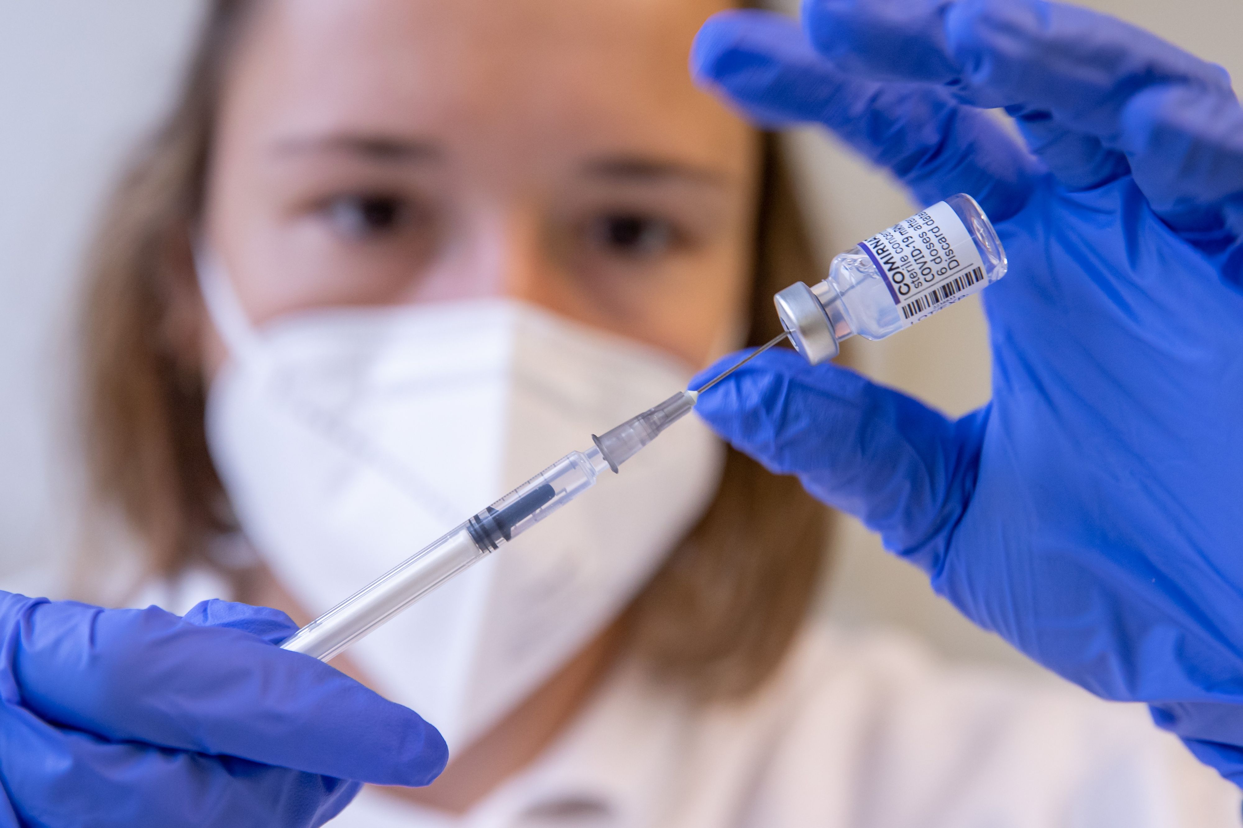 Download von www.picturedesk.com am 03.11.2021 (10:05).  02 November 2021, Bavaria, Erlangen: An ASB staff member draws up a syringe with the Biontech/Pfizer vaccine against Covid-19 in a temporary mobile vaccination centre. The Bavarian Vaccination Centre is still on the road in Erlangen with mobile teams. Among other things, the third vaccination, the so-called booster vaccination, is administered to those willing to be vaccinated. The appointments are open without registration for all from 12 years. Photo: Daniel Karmann/dpa - 20211102_PD6268 - Rechteinfo: Rights Managed (RM)