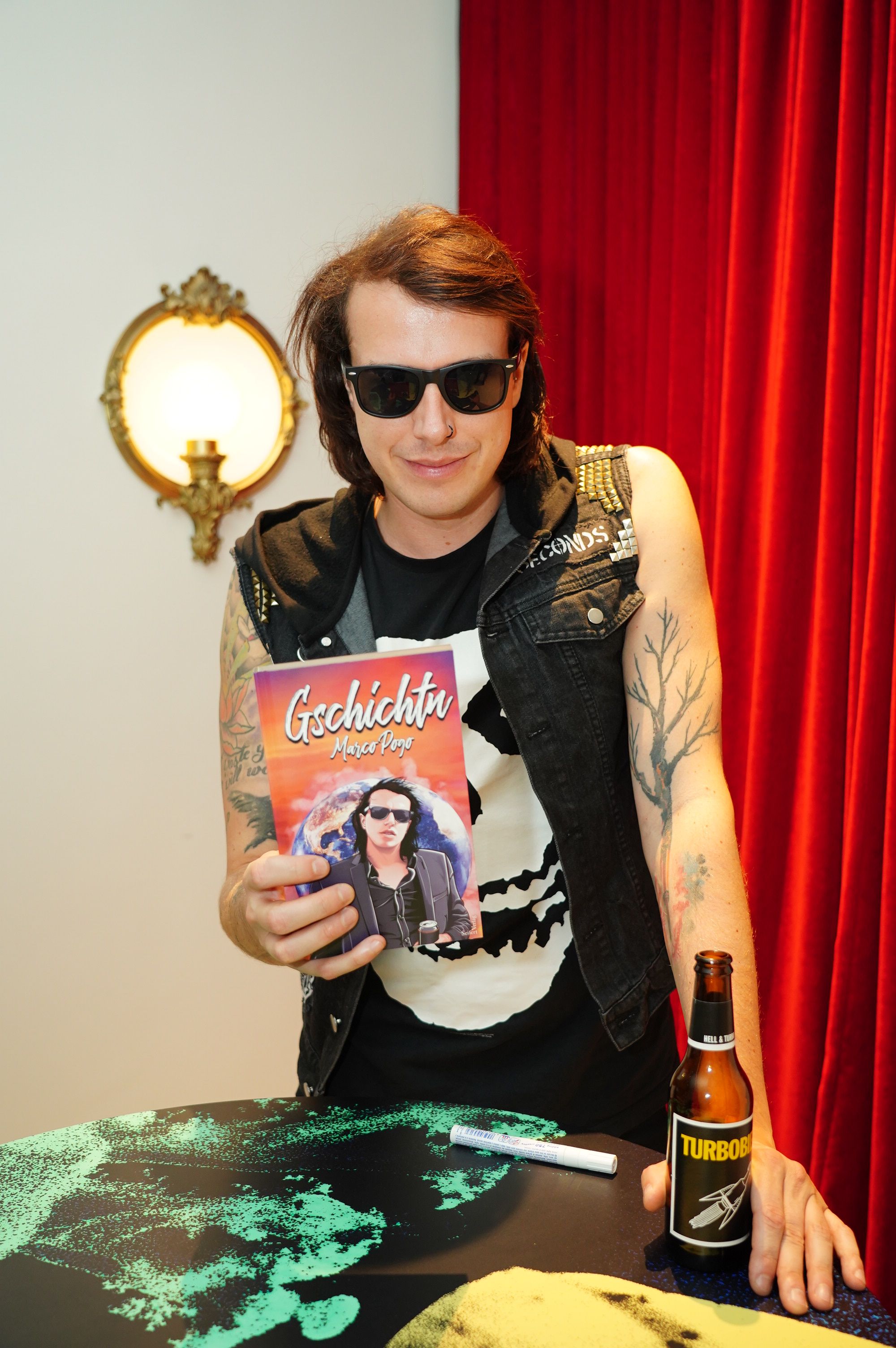 Marco Pogo mit  seinem Buch