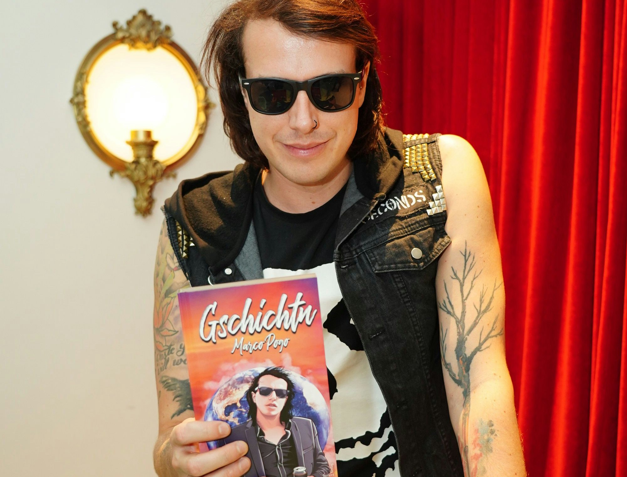 Marco Pogo mit  seinem Buch