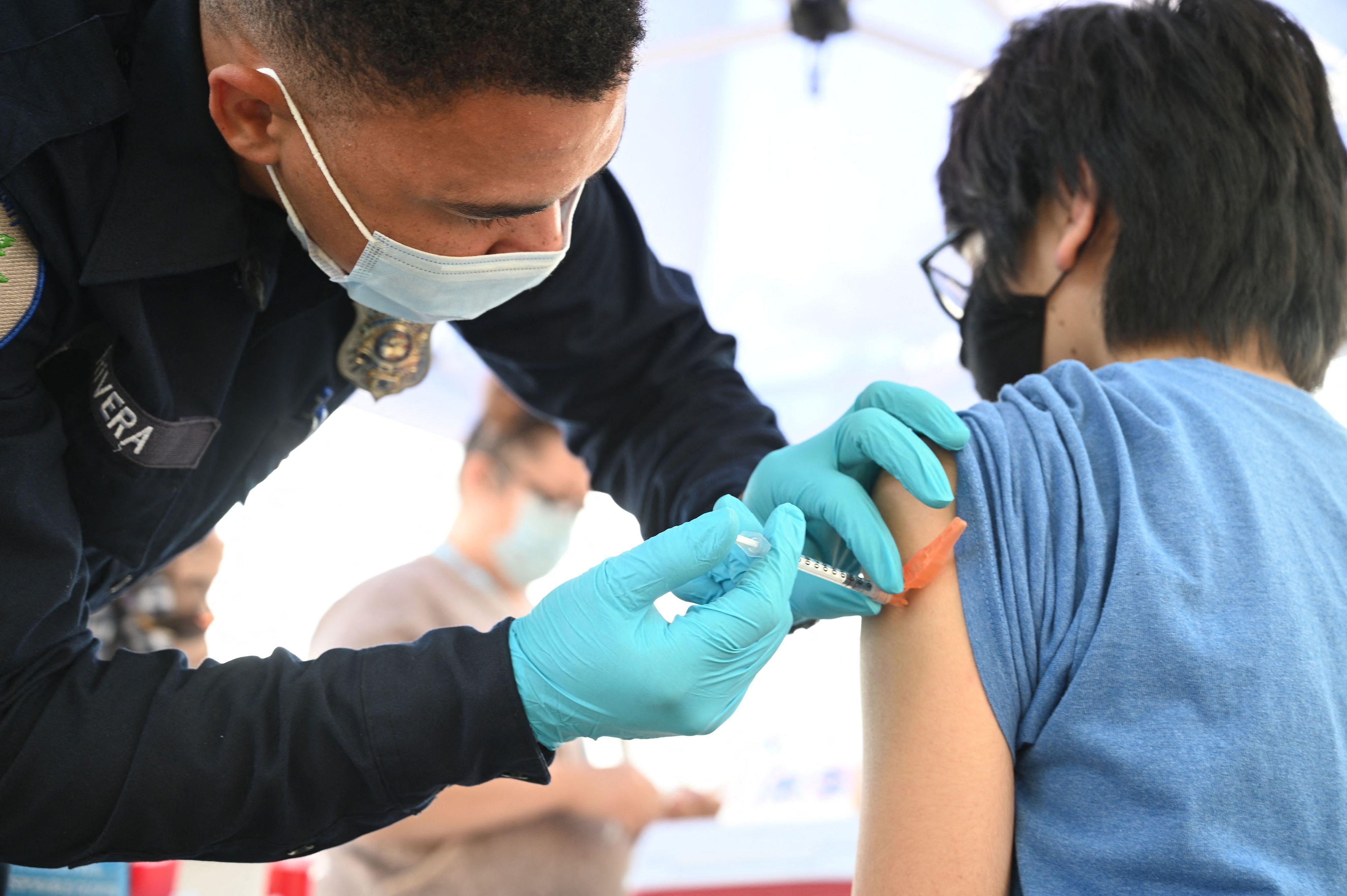 Download von www.picturedesk.com am 03.11.2021 (07:10).  (FILES) In this file photo taken on August 23, 2021 Brandon Rivera, a Los Angeles County emergency medical technician, gives a second does of Pfizer-BioNTech Covid-19 vaccine to Aaron Delgado, 16, at a pop up vaccine clinic in the Arleta neighborhood of Los Angeles, California. - The United States on October 29, 2021 authorized the Pfizer Covid vaccine for children aged five-to-11 after a committee of experts found its benefits outweighed risks. (Photo by Robyn Beck / AFP) - 20210823_PD11261 - Rechteinfo: Rights Managed (RM) Nur für redaktionelle Nutzung! Werbliche Nutzung erfordert Freigabe: bitte schicken Sie uns eine Anfrage.