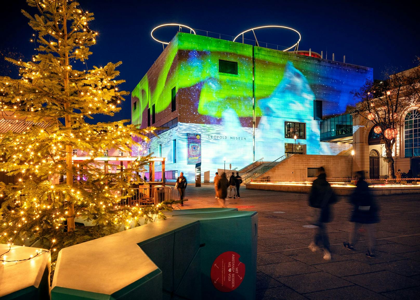 Projektionen auf der Fassade des Leopold Museums agieren miteinander und gehen ineinander über.