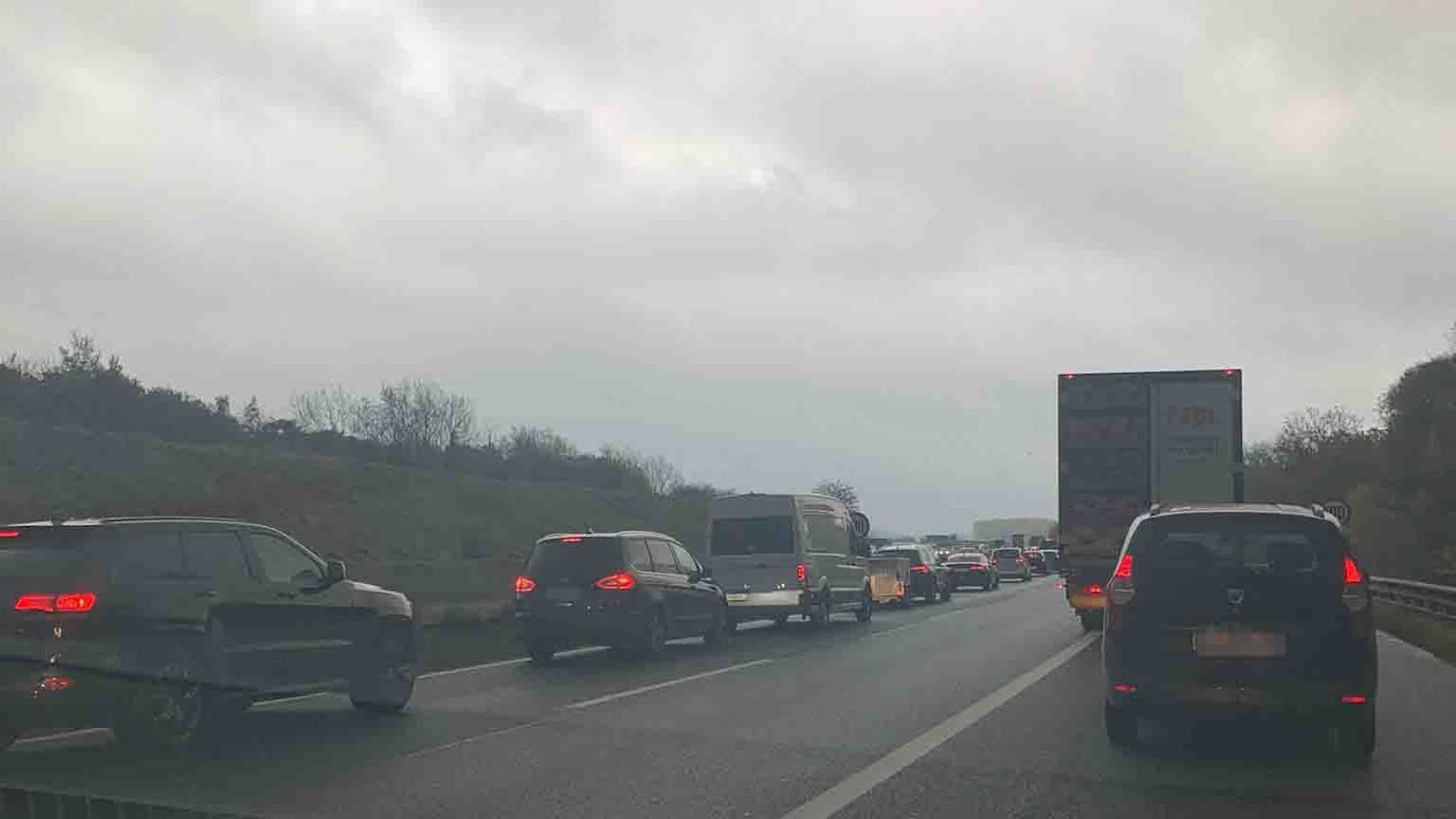 Auf der A22 Richtung Wien ist es am Donnerstag zu einem Autounfall mit mehreren Fahrzeugen gekommen.