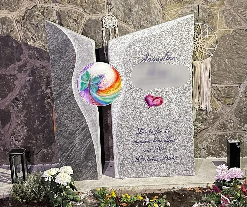 Steinmetz René Puhr aus Häuslern spendete den Grabstein für Jaqueline.