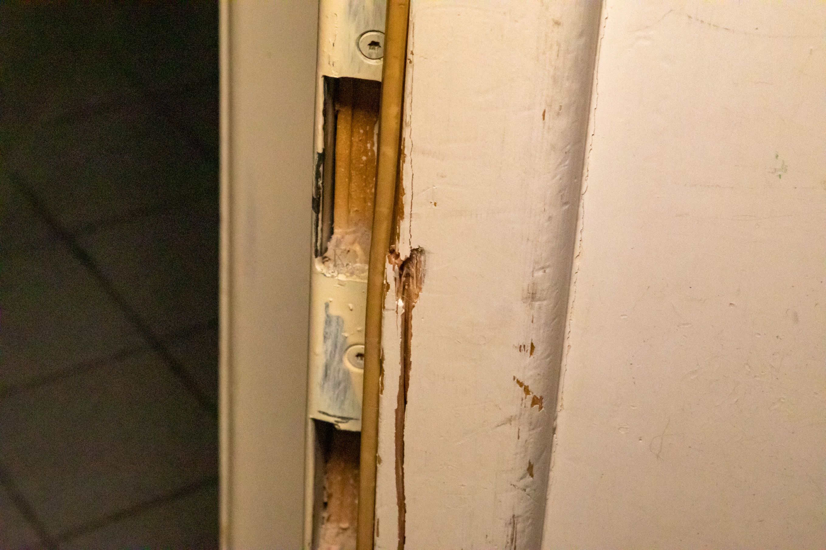 Ein Einbrecher hatte den Türrahmen beschädigt.