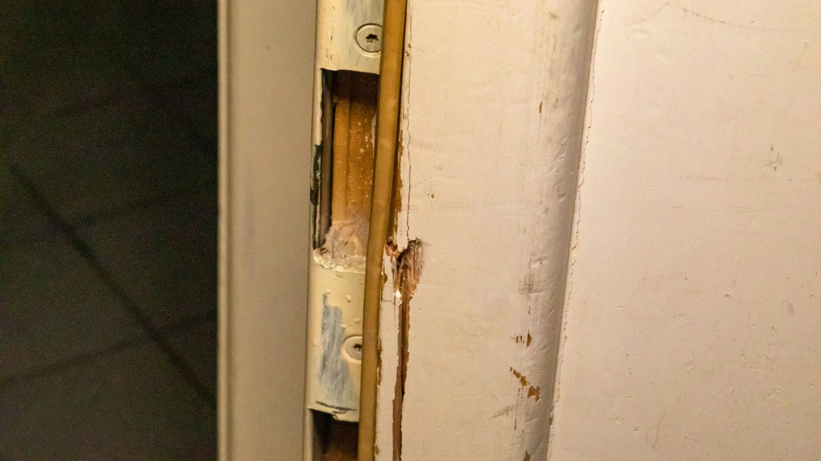 Der Einbrecher hatte den Türrahmen beschädigt.