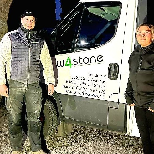 Steinmetz René Puhr aus Häuslern, hier mit Mutter Marion, spendete den Grabstein.